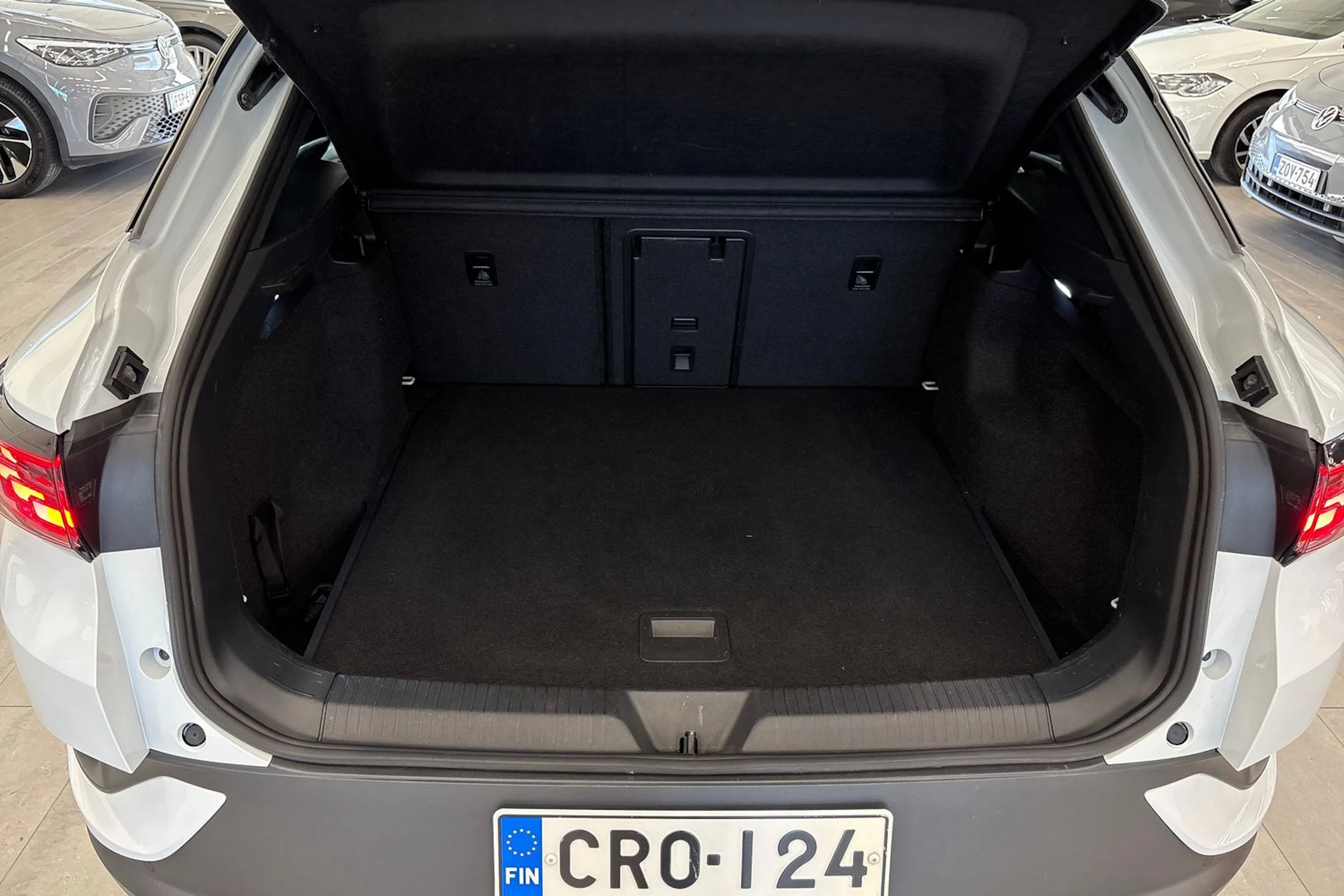 valkoinen Volkswagen ID.4 2023 kuva 15.