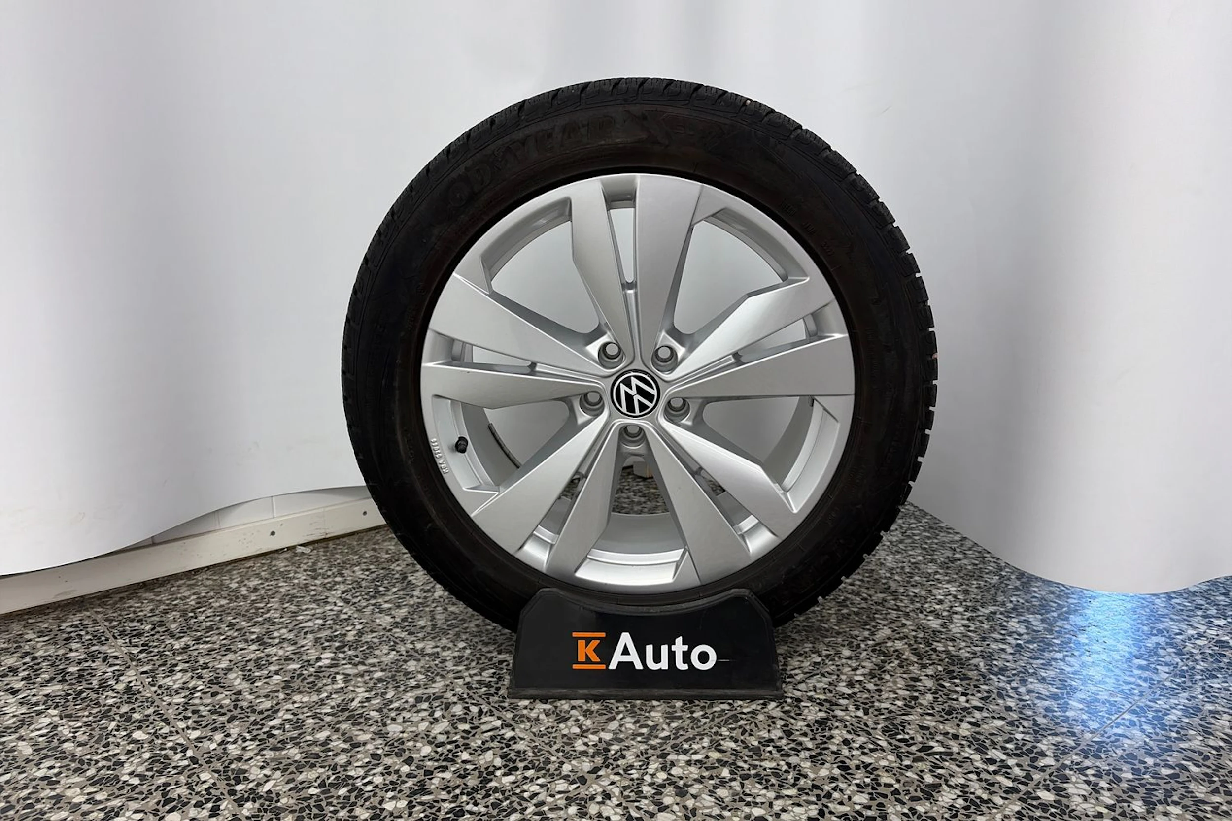 punainen Volkswagen ID.4 2023 kuva 10.