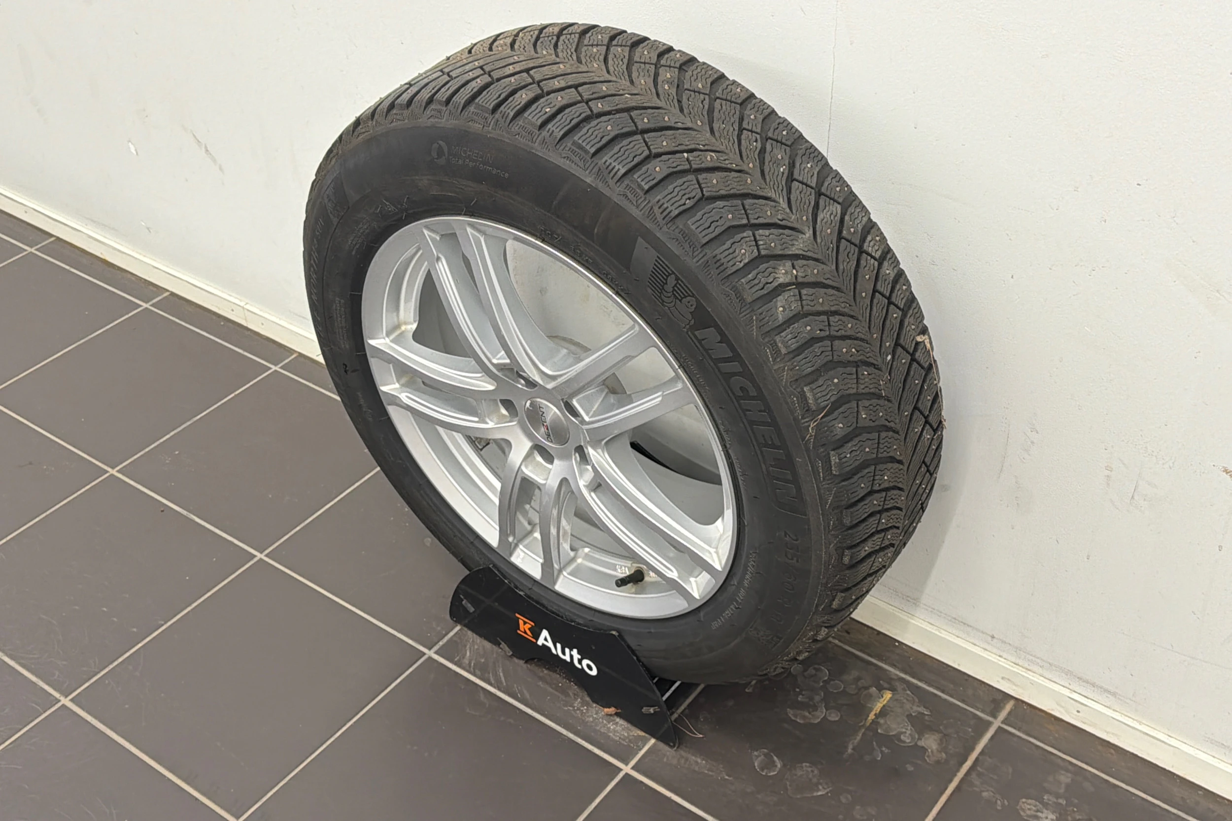 harmaa Volkswagen ID.4 2023 kuva 10.