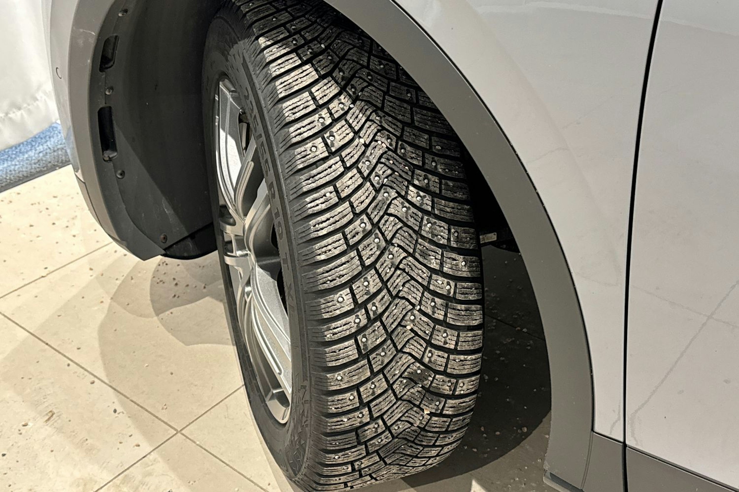 harmaa Volkswagen ID.4 2023 kuva 13.