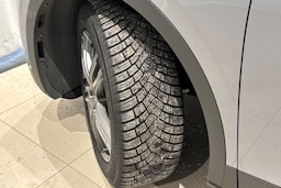 harmaa Volkswagen ID.4 2023 kuva 13.