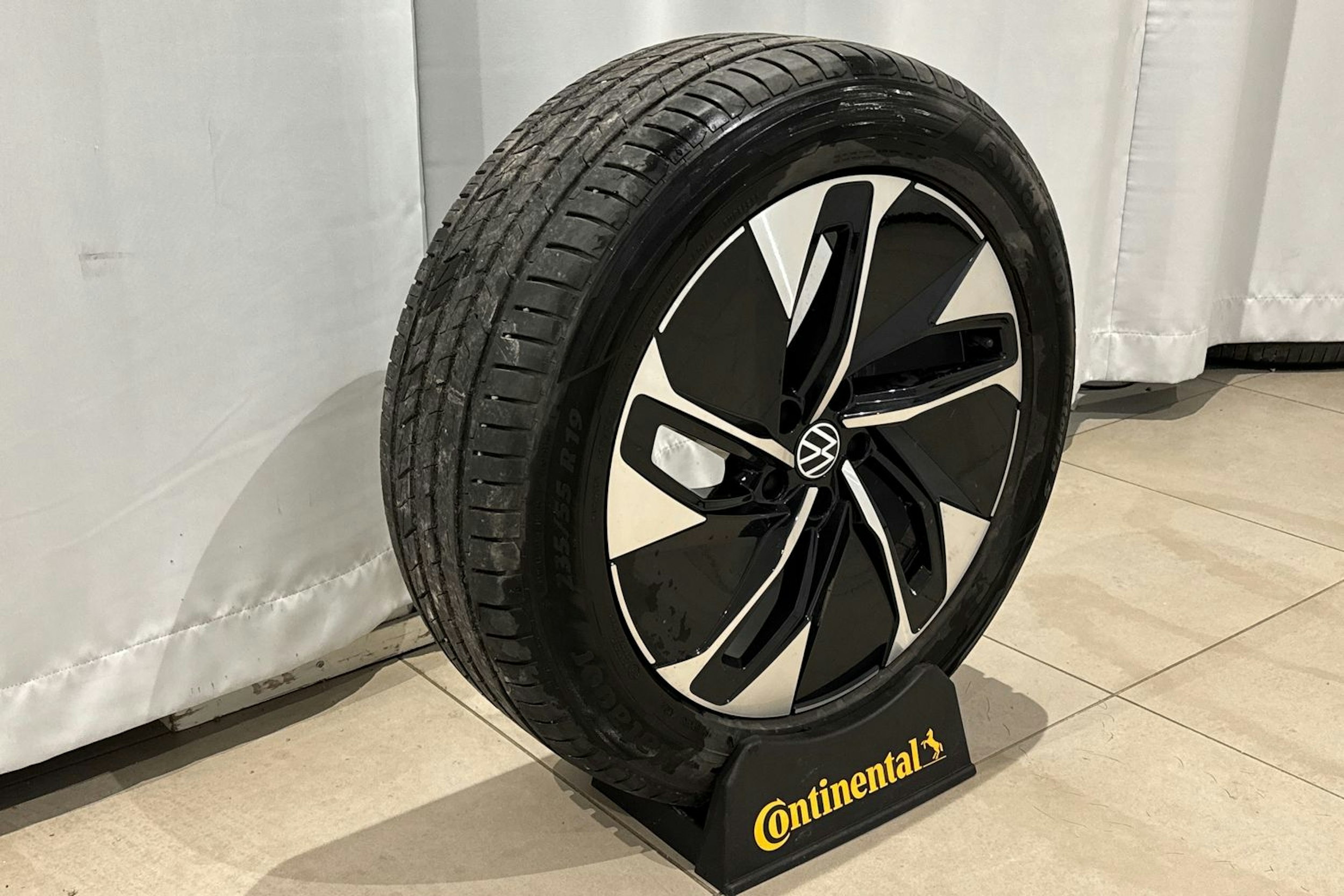 harmaa Volkswagen ID.4 2023 kuva 14.