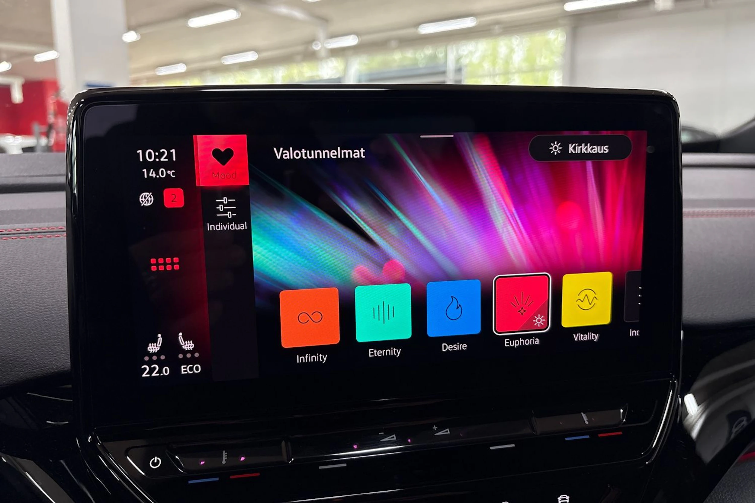 punainen Volkswagen ID.4 2023 kuva 18.