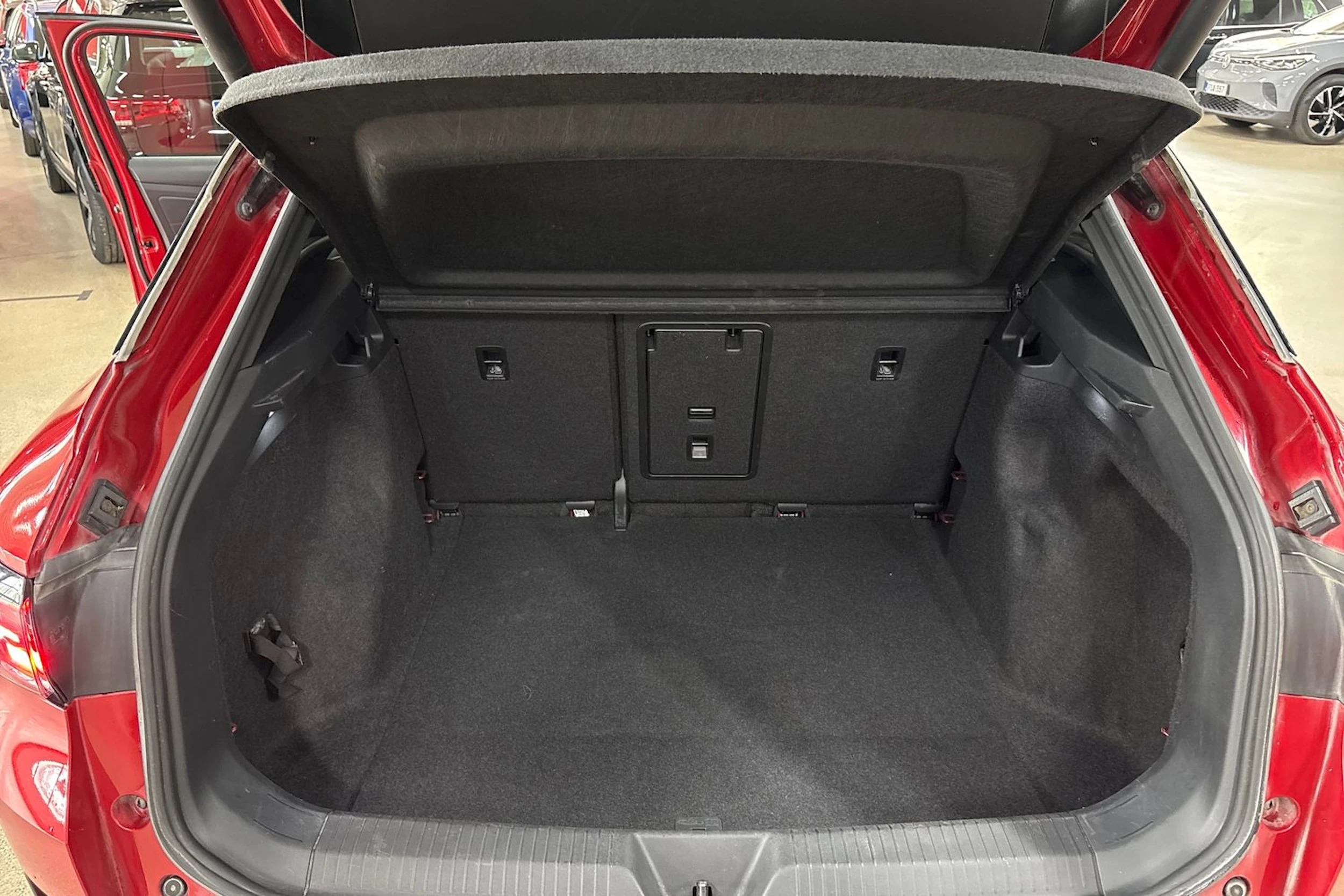 punainen Volkswagen ID.4 2023 kuva 23.