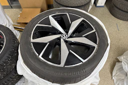 punainen Volkswagen ID.4 2023 kuva 26.