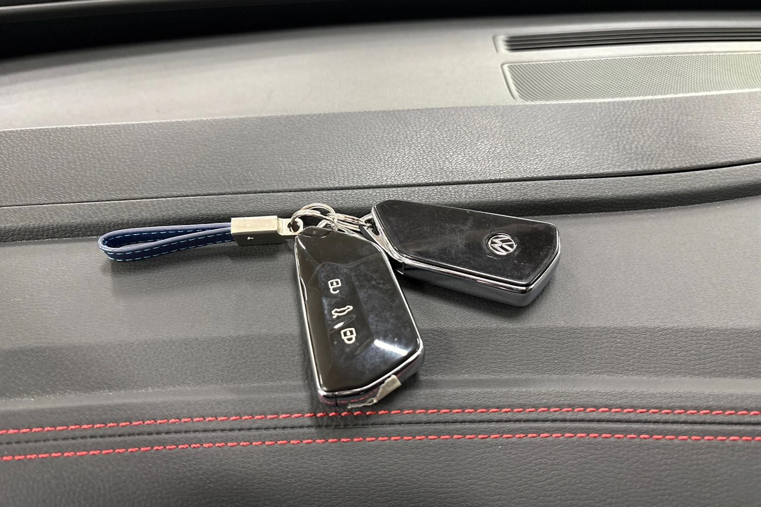 punainen Volkswagen ID.4 2023 kuva 28.