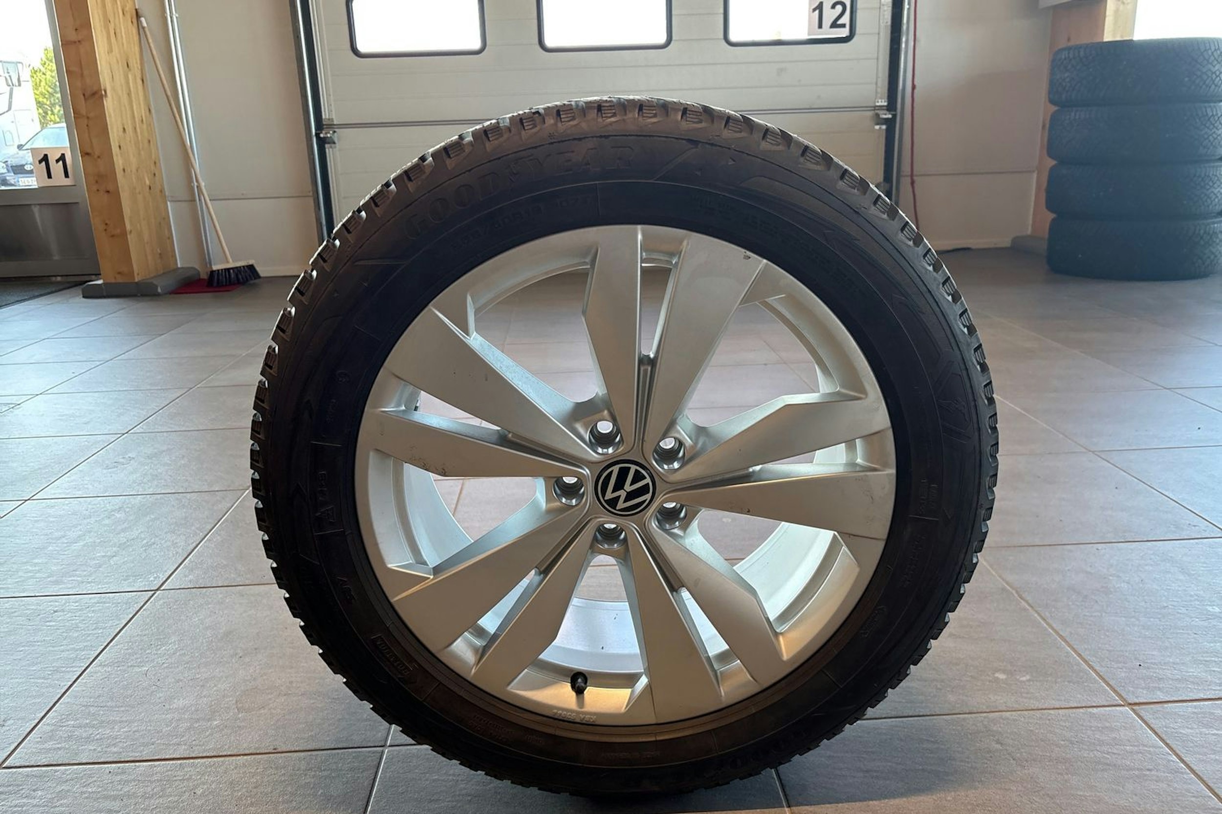 Harmaa Volkswagen ID.4 2023 kuva 15.