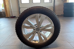 Harmaa Volkswagen ID.4 2023 kuva 15.