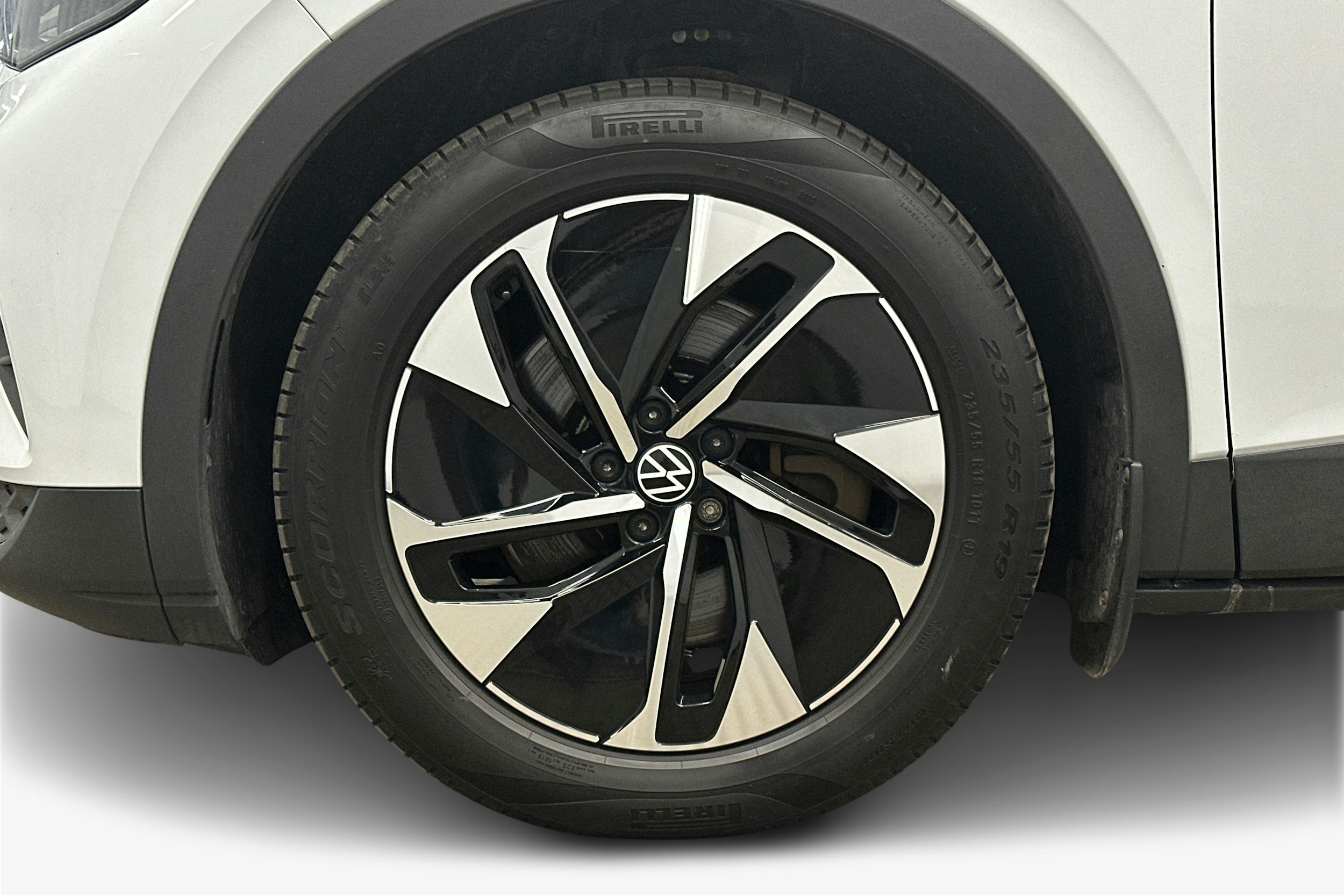 valkoinen Volkswagen ID.4 2023 kuva 11.