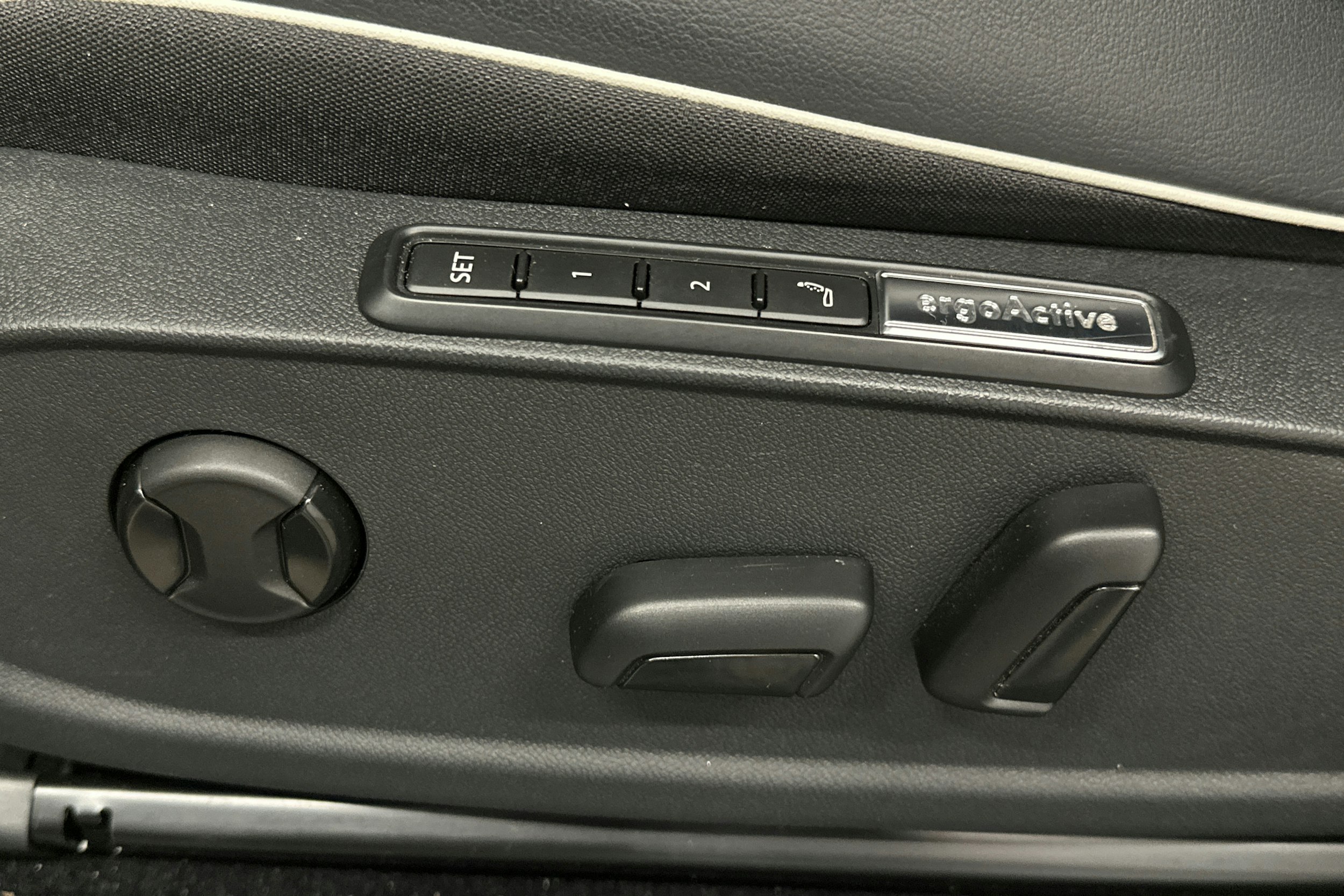 valkoinen Volkswagen ID.4 2023 kuva 18.