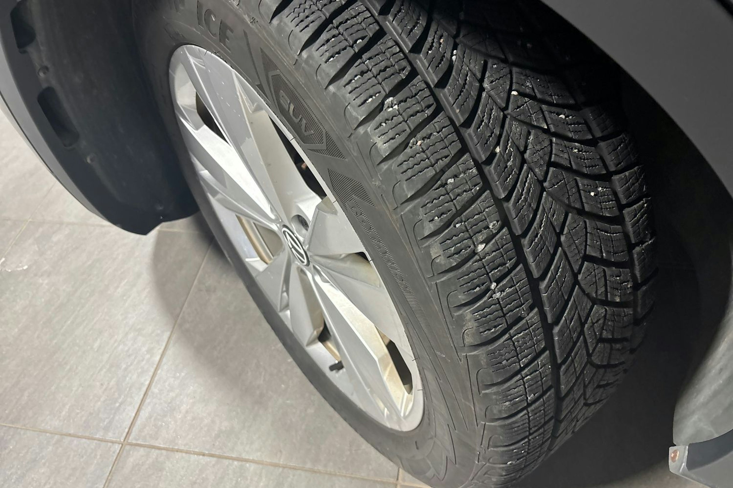 harmaa Volkswagen ID.4 2023 kuva 13.