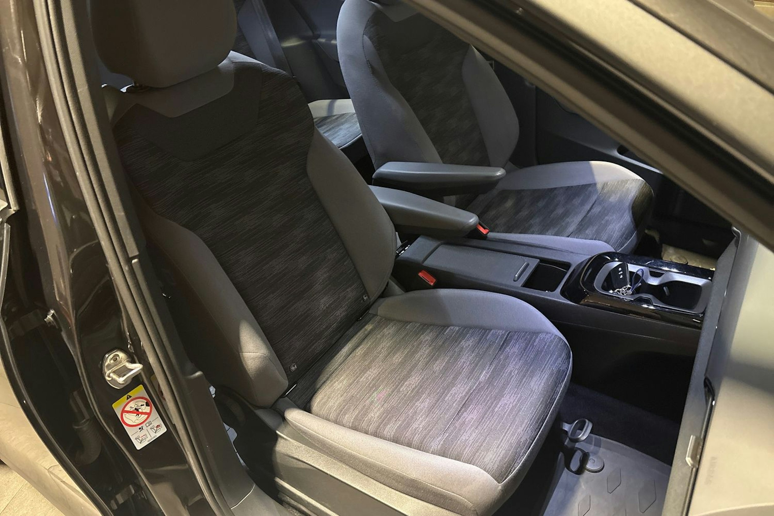 harmaa Volkswagen ID.4 2023 kuva 14.