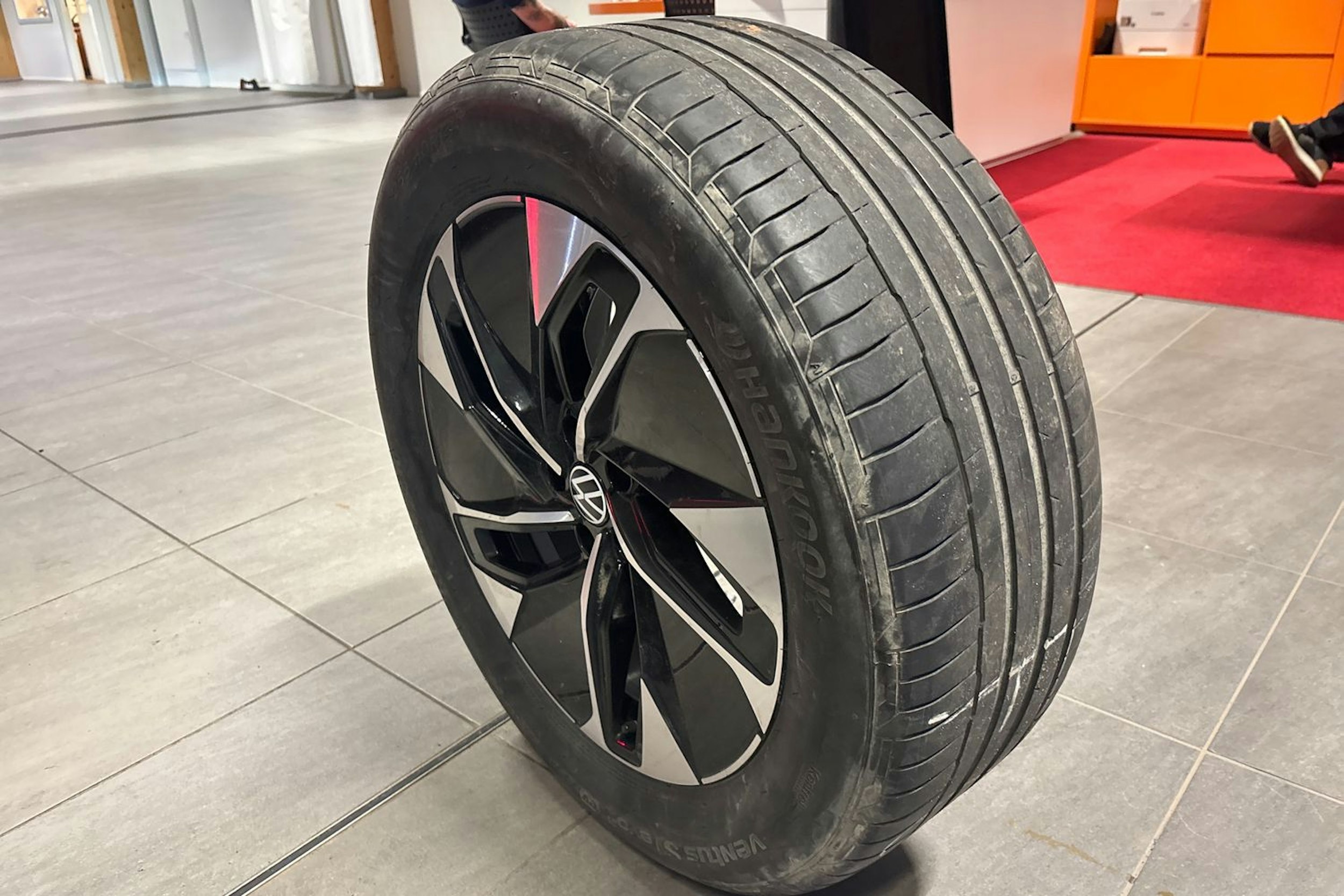 harmaa Volkswagen ID.4 2023 kuva 16.