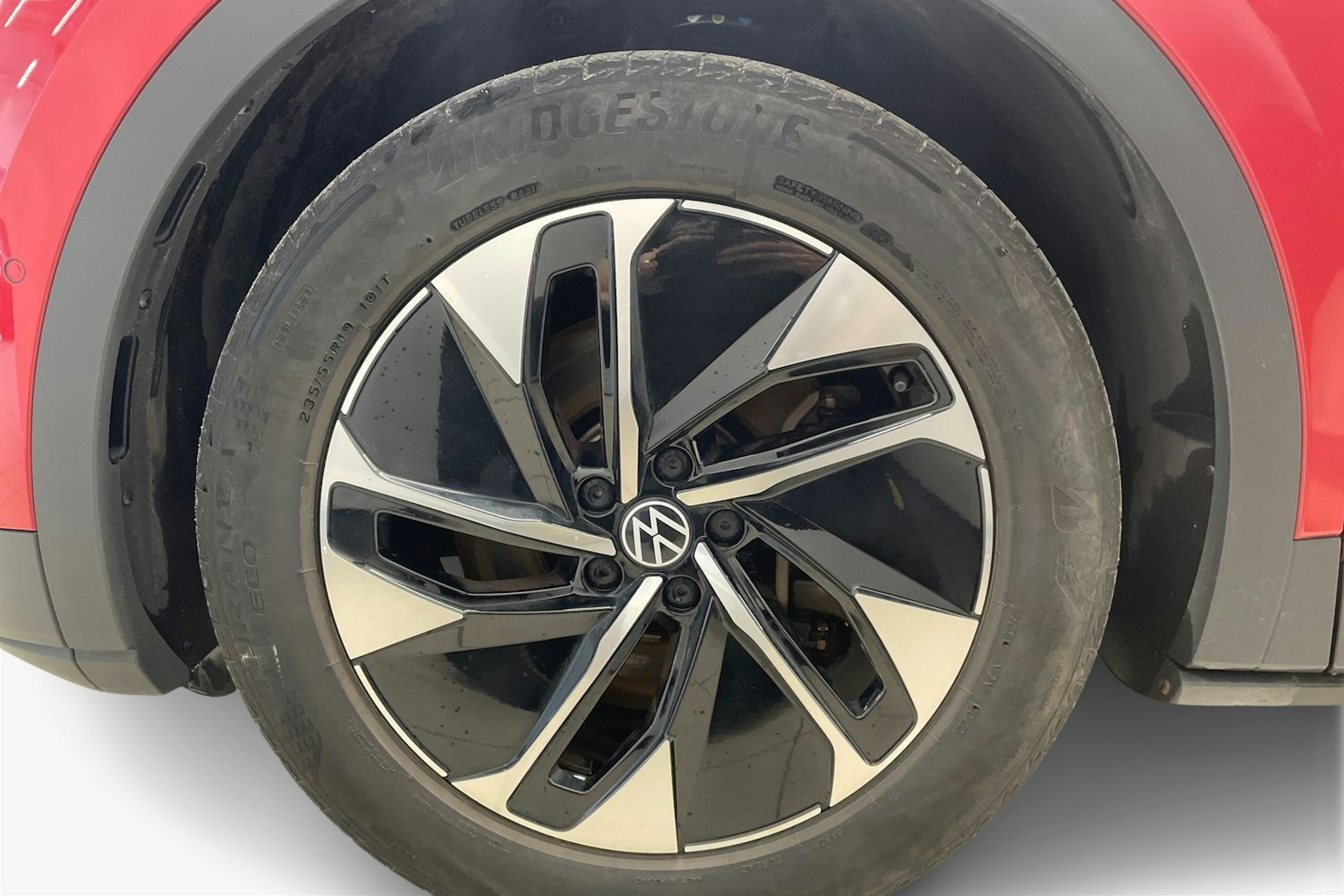 Punainen Volkswagen ID.4 2023 kuva 11.