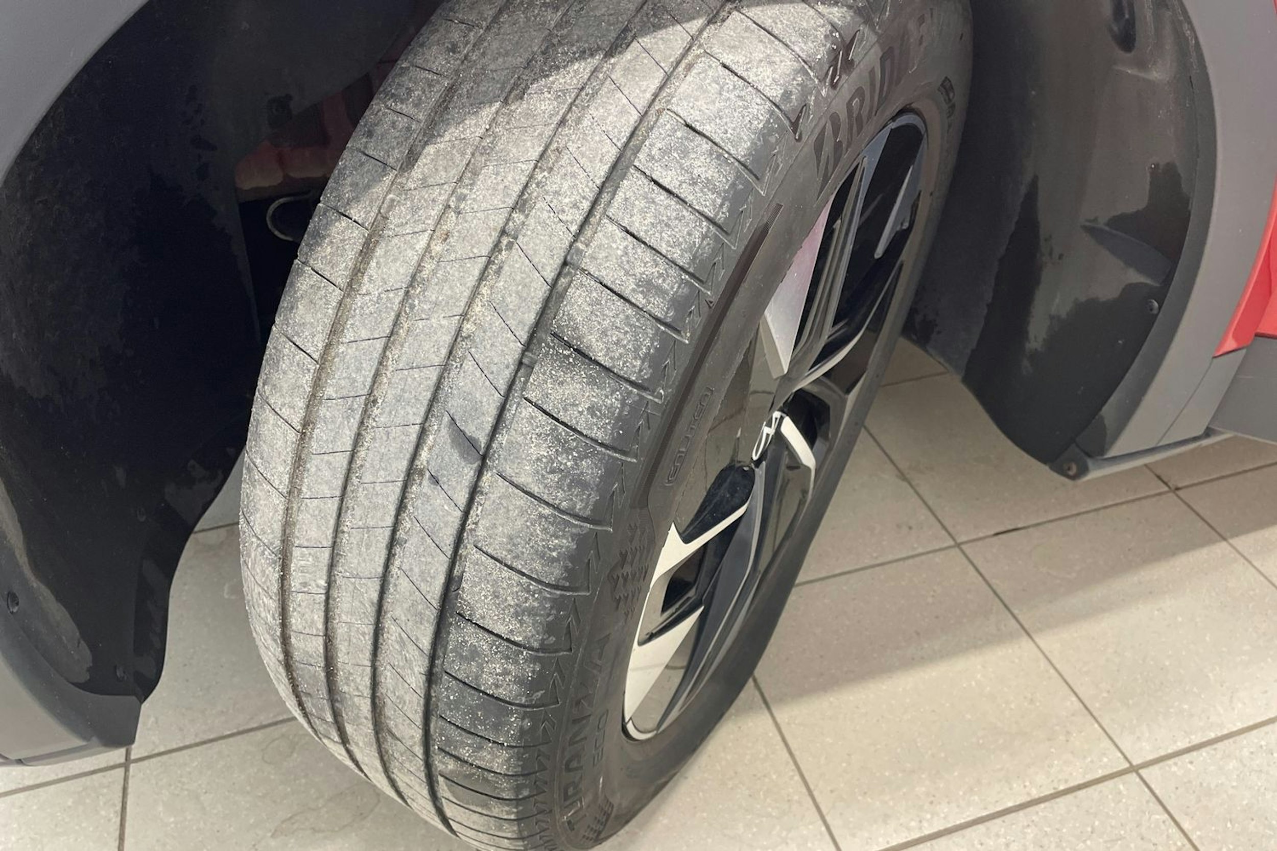 Punainen Volkswagen ID.4 2023 kuva 13.
