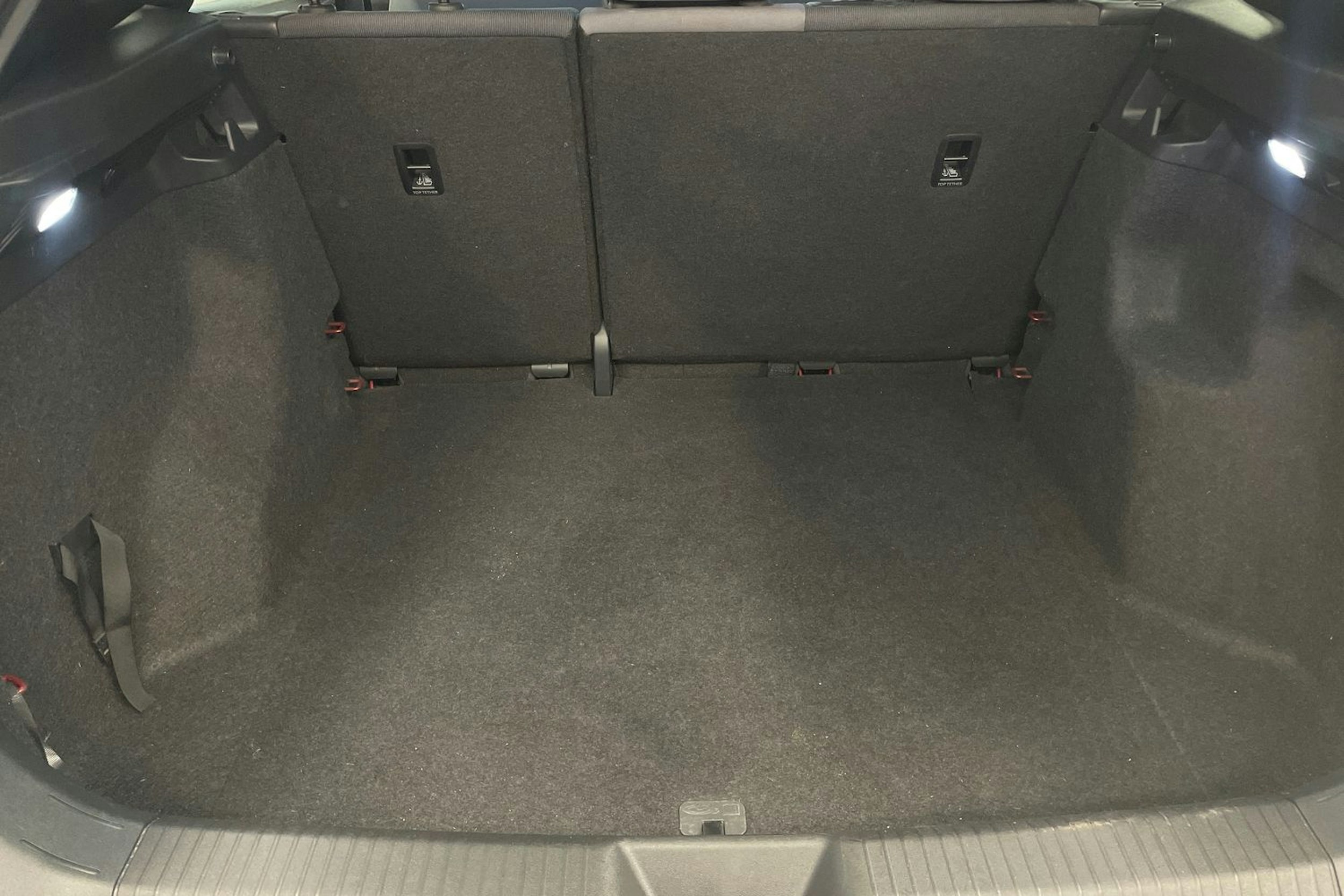 Punainen Volkswagen ID.4 2023 kuva 21.