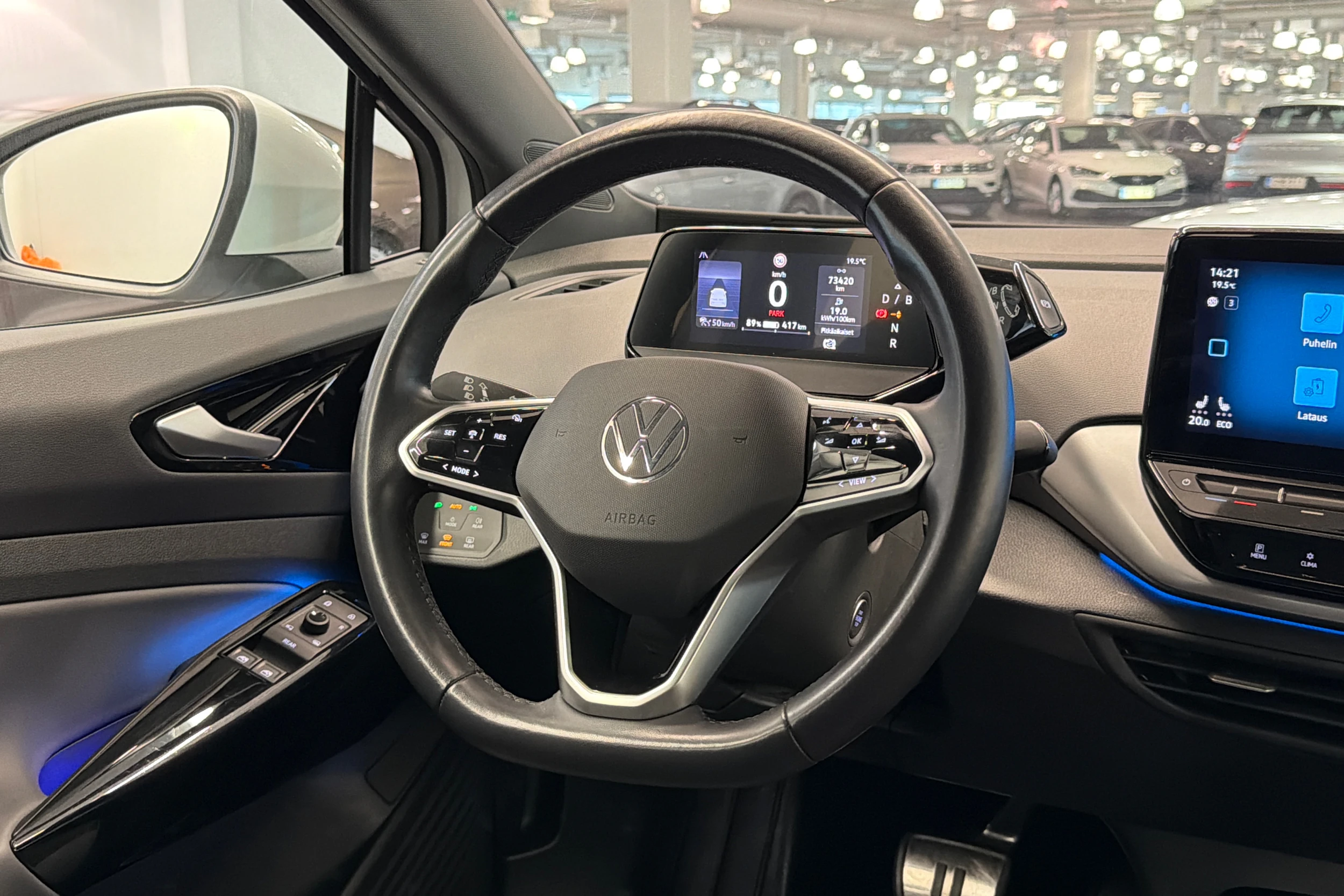 Valkoinen Volkswagen ID.4 2023 kuva 14.