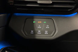 Valkoinen Volkswagen ID.4 2023 kuva 18.