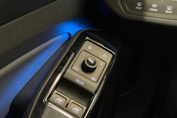 Valkoinen Volkswagen ID.4 2023 kuva 19.