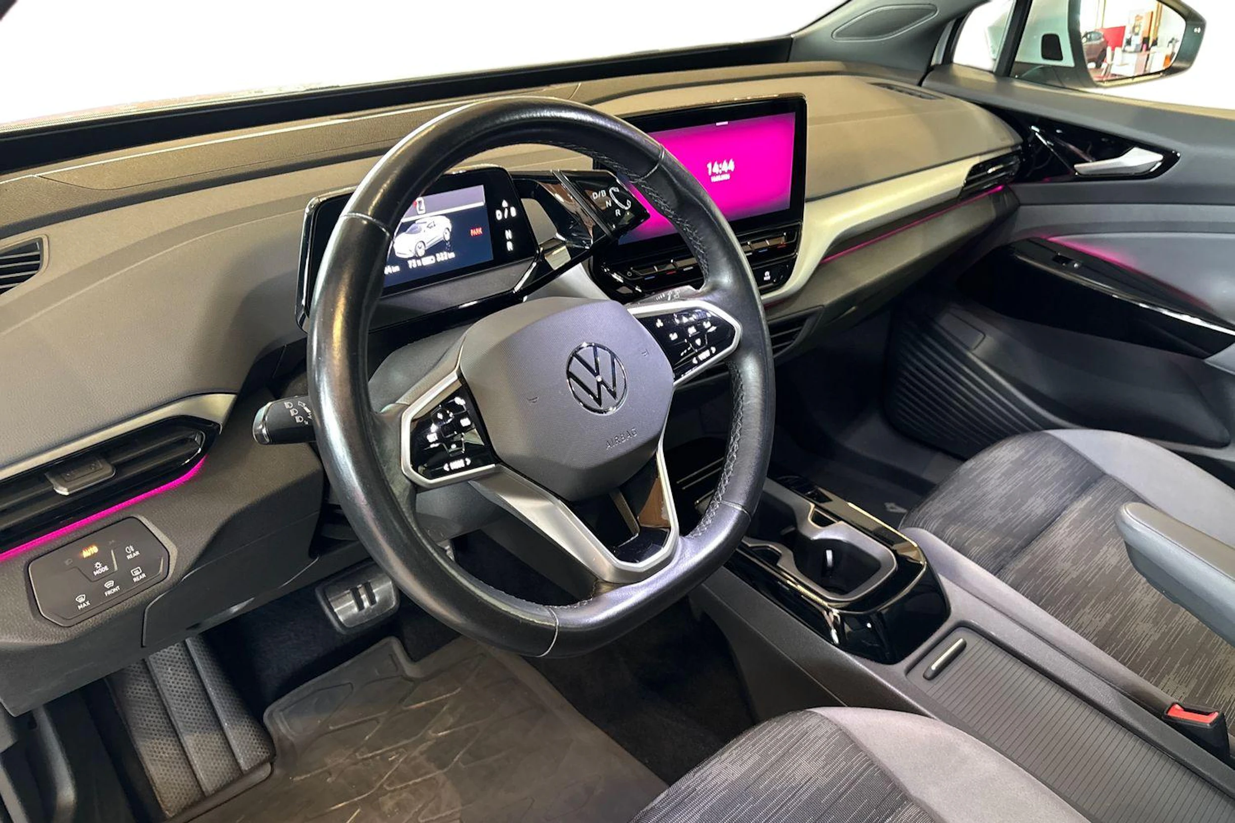 Valkoinen Volkswagen ID.4 2023 kuva 6.