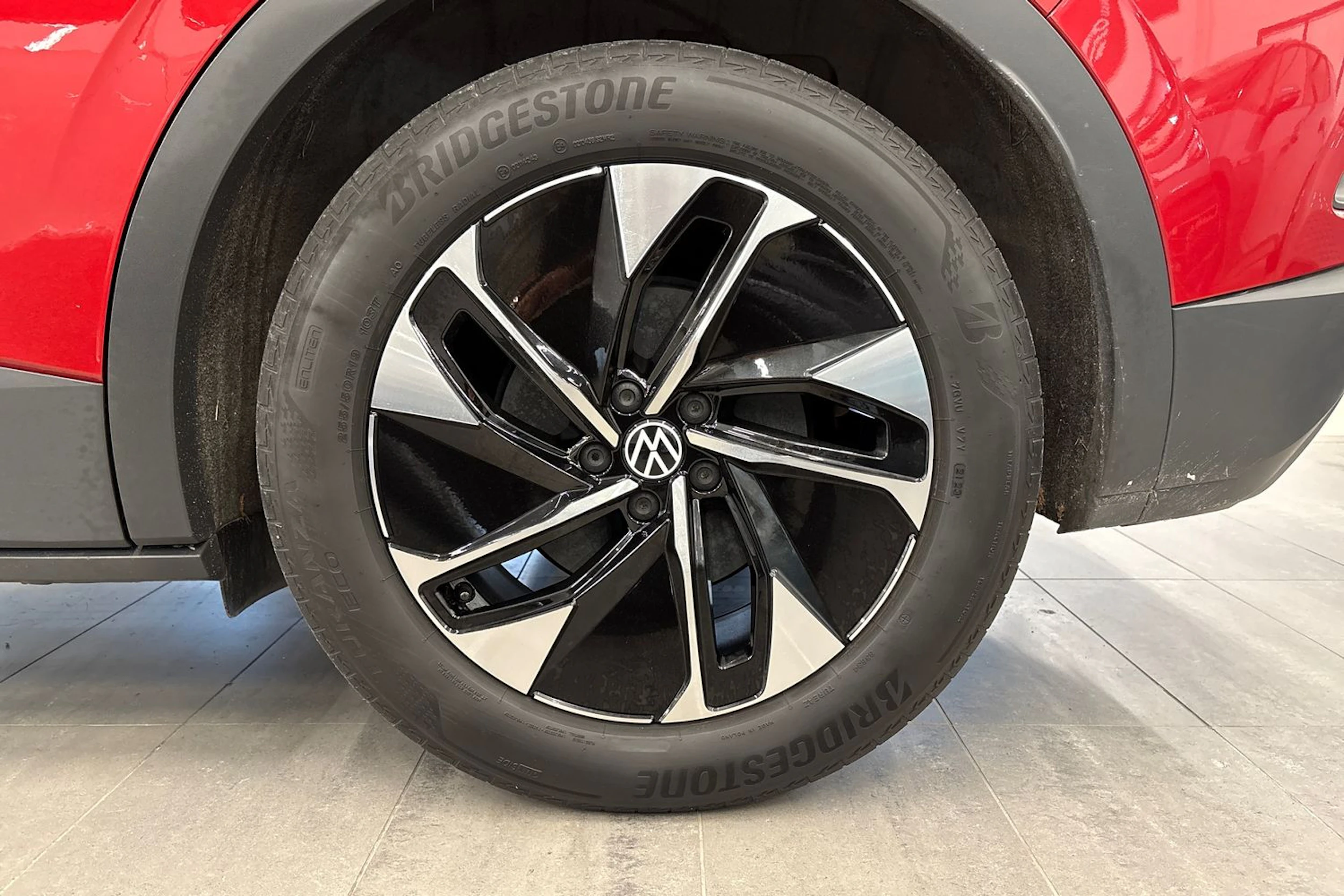 punainen Volkswagen ID.4 2023 kuva 10.