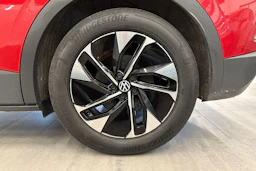 punainen Volkswagen ID.4 2023 kuva 10.