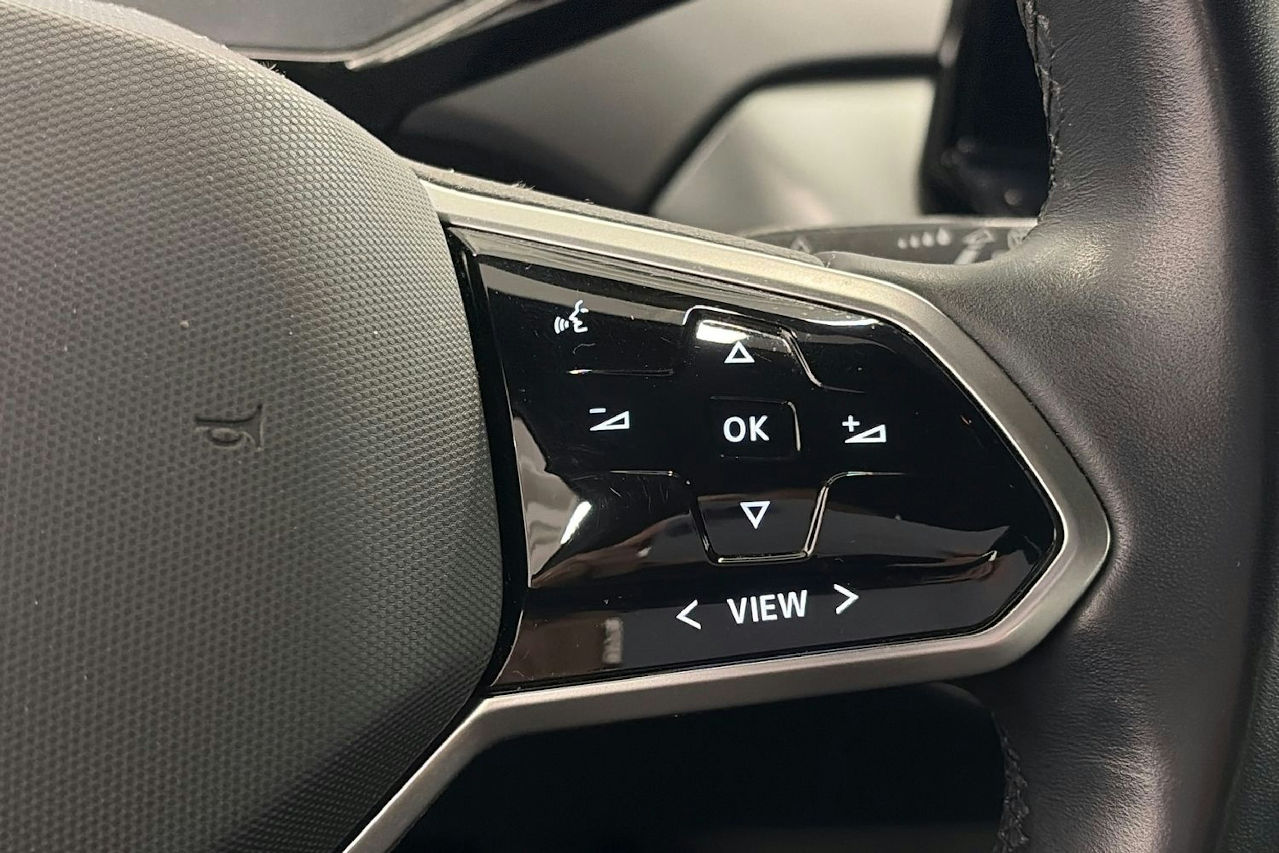 harmaa Volkswagen ID.4 2023 kuva 18.