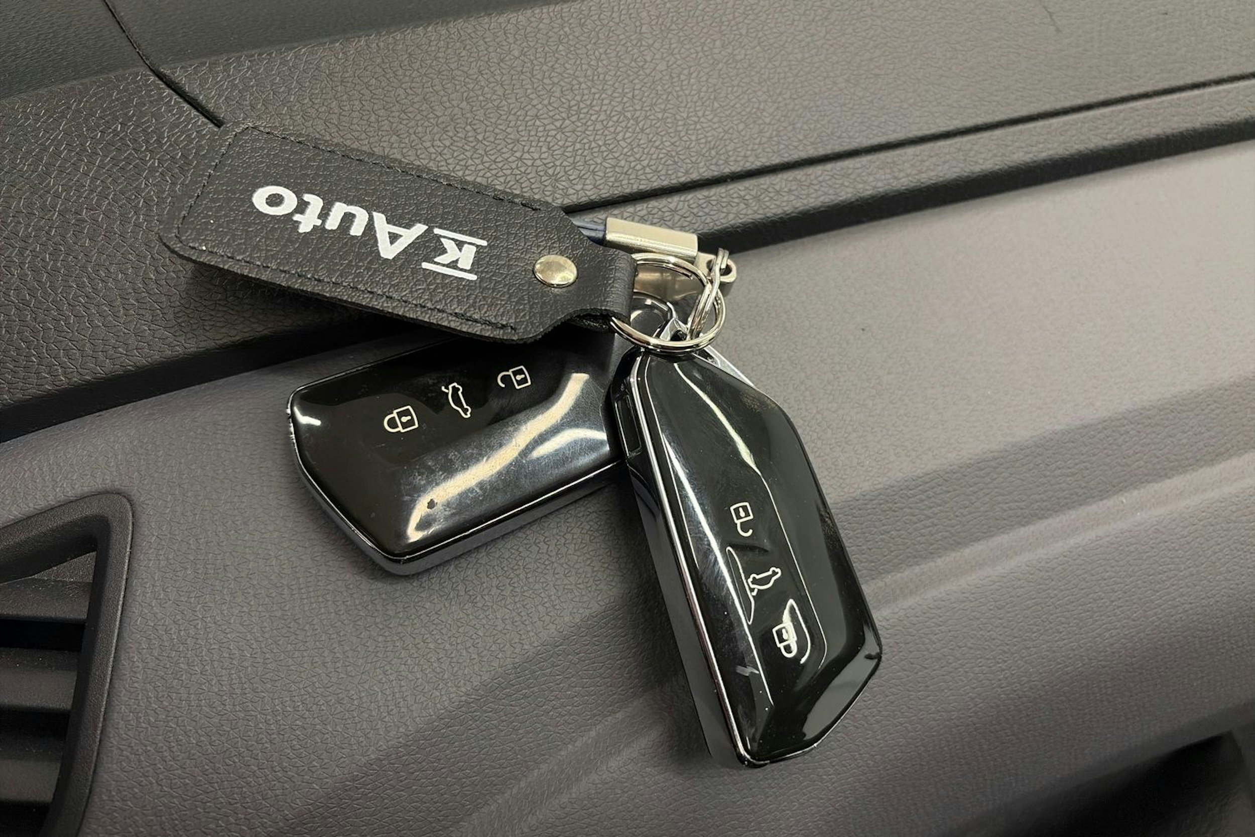 harmaa Volkswagen ID.4 2023 kuva 27.