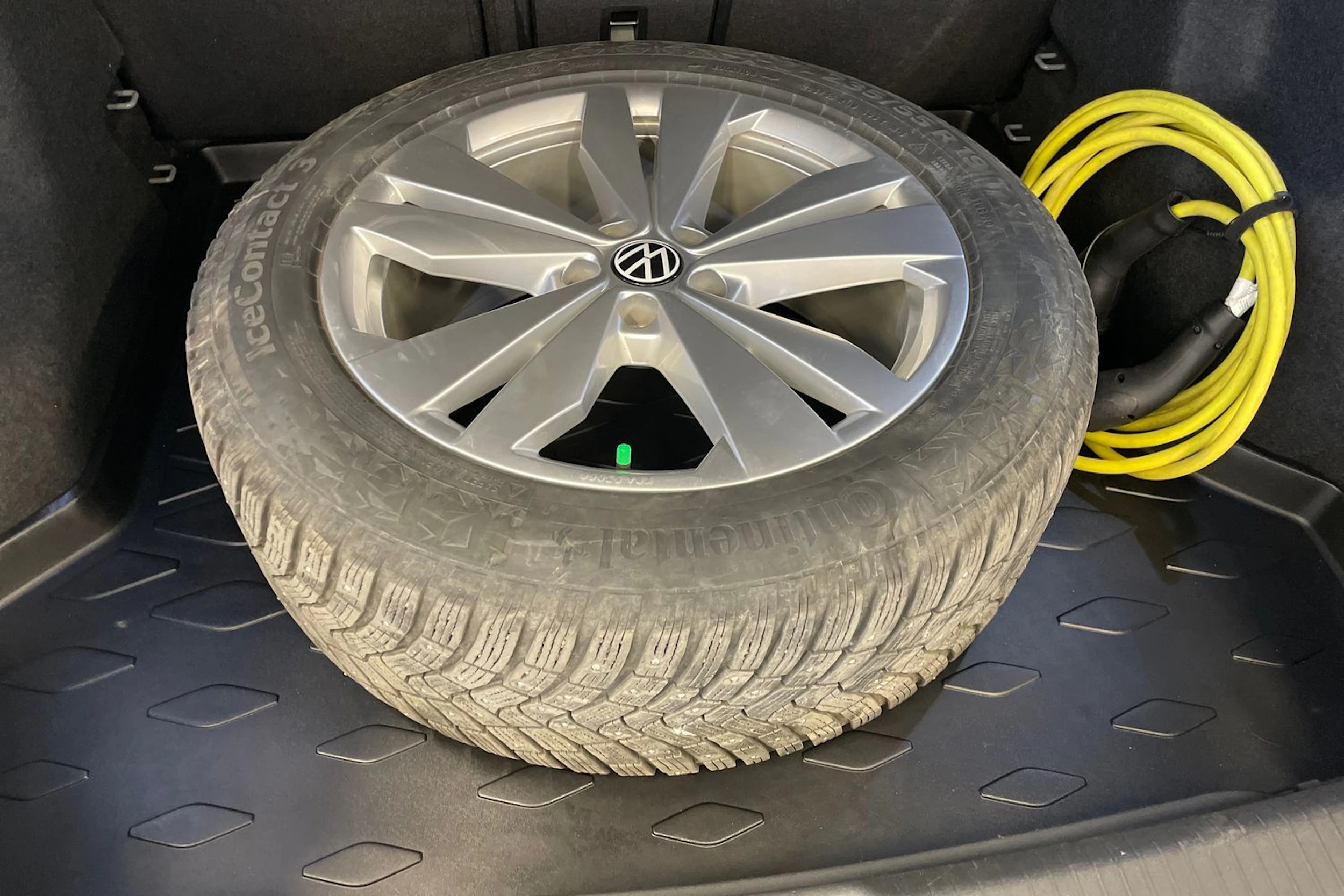 harmaa Volkswagen ID.4 2023 kuva 13.