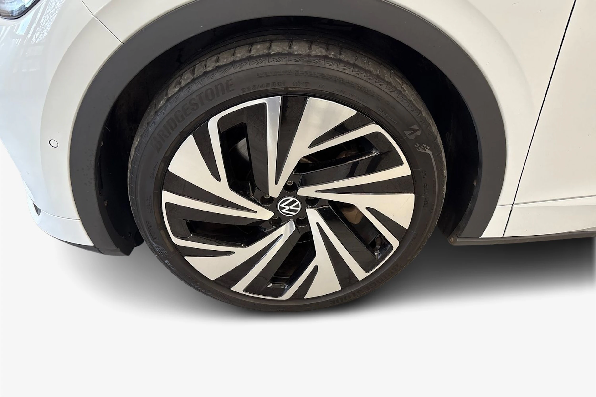 valkoinen Volkswagen ID.4 2023 kuva 9.