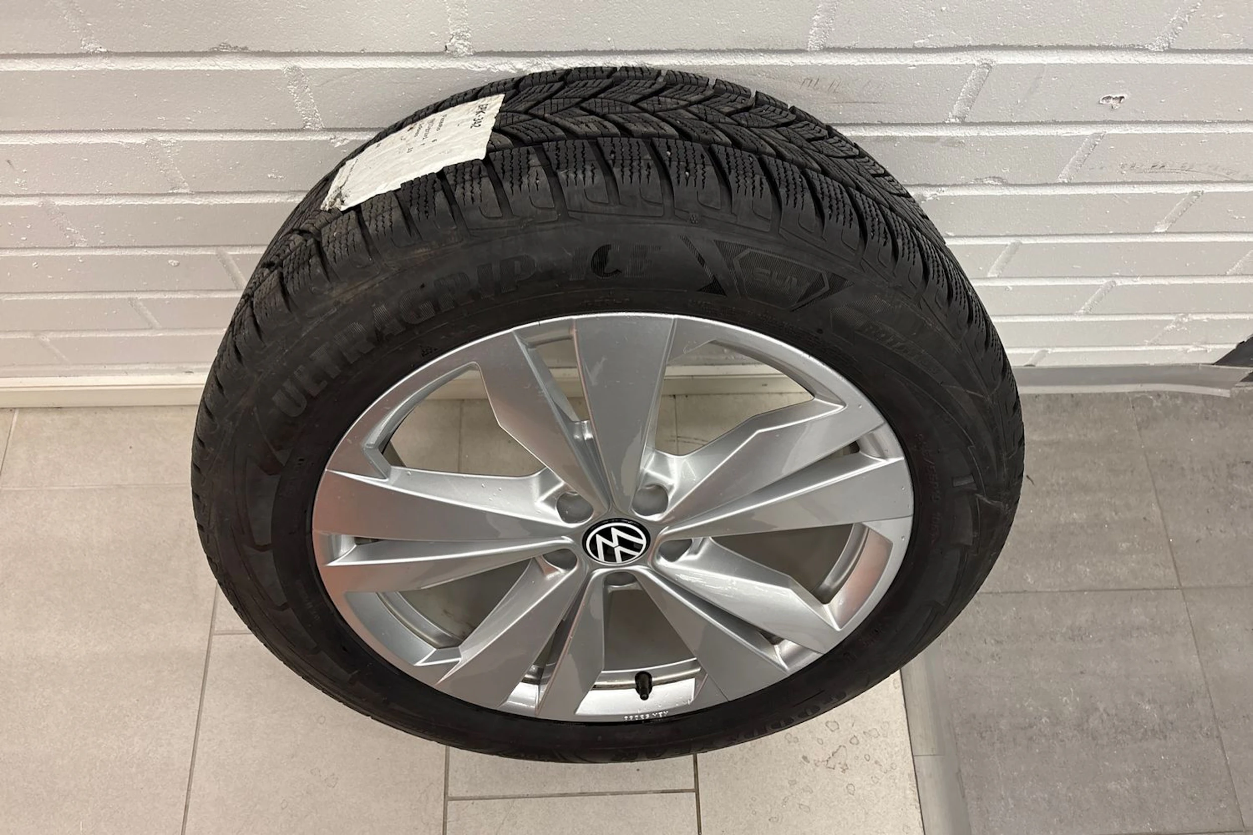 valkoinen Volkswagen ID.4 2023 kuva 10.