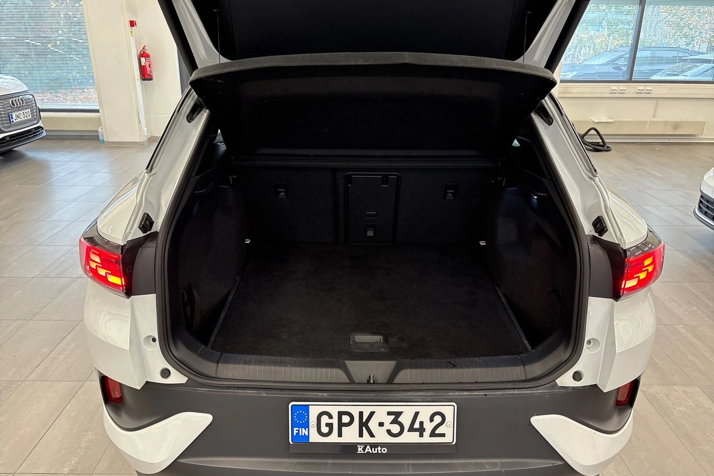 valkoinen Volkswagen ID.4 2023 kuva 15.