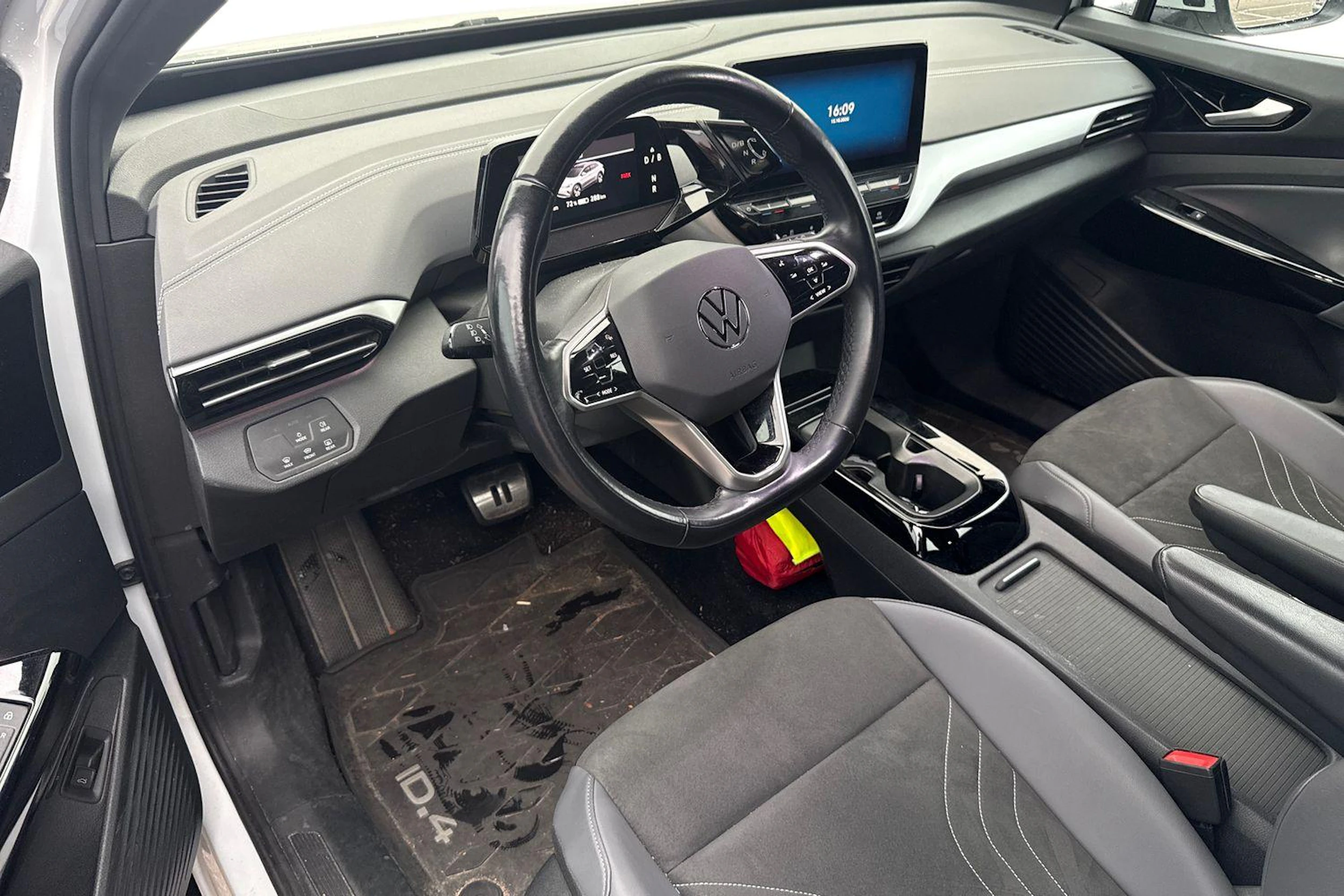 valkoinen Volkswagen ID.4 2023 kuva 3.