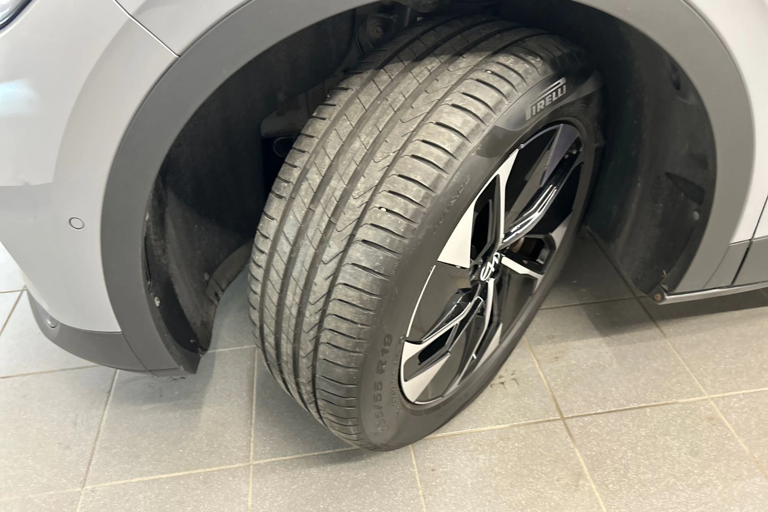 harmaa Volkswagen ID.4 2023 kuva 10.
