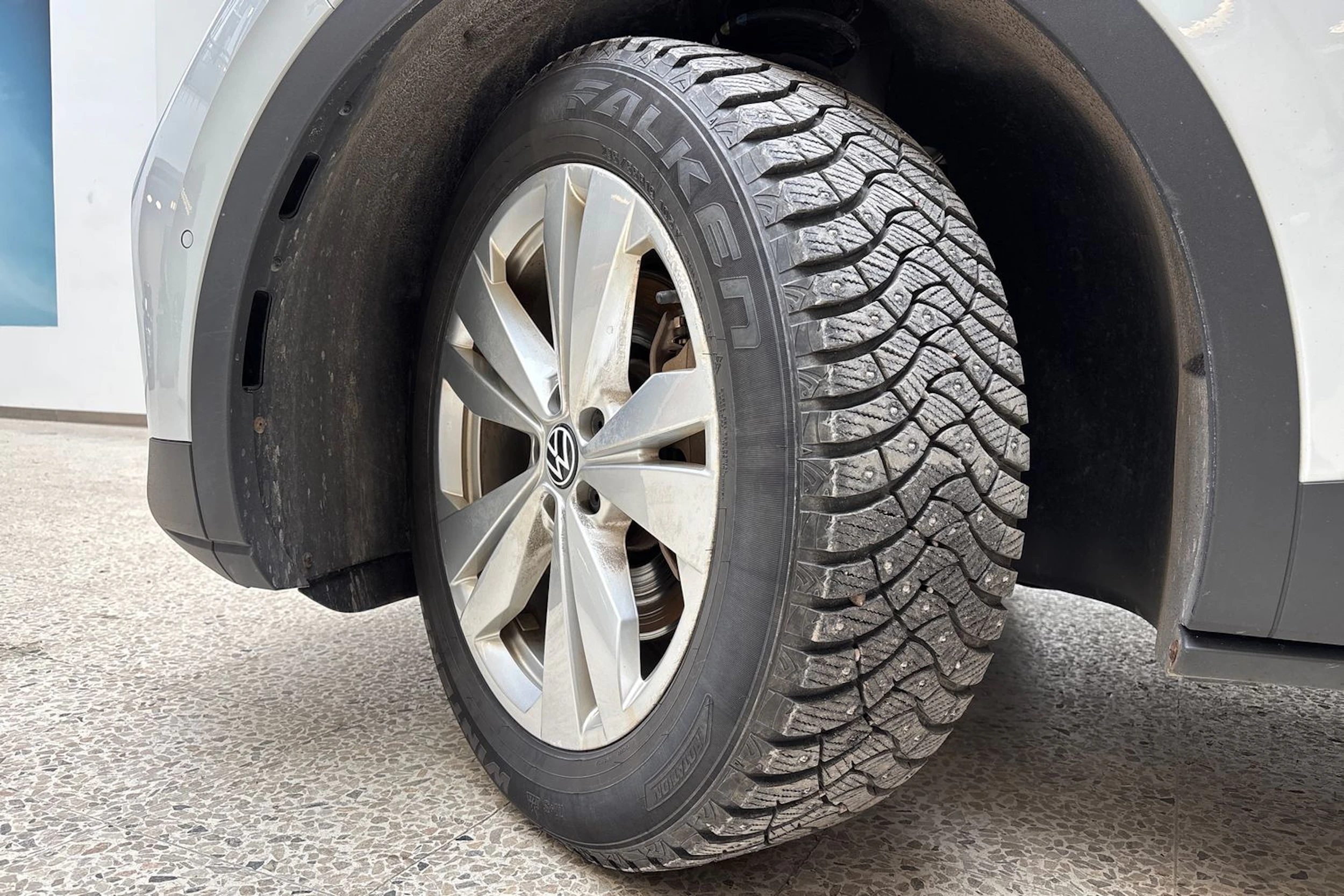 valkoinen Volkswagen ID.4 2023 kuva 13.