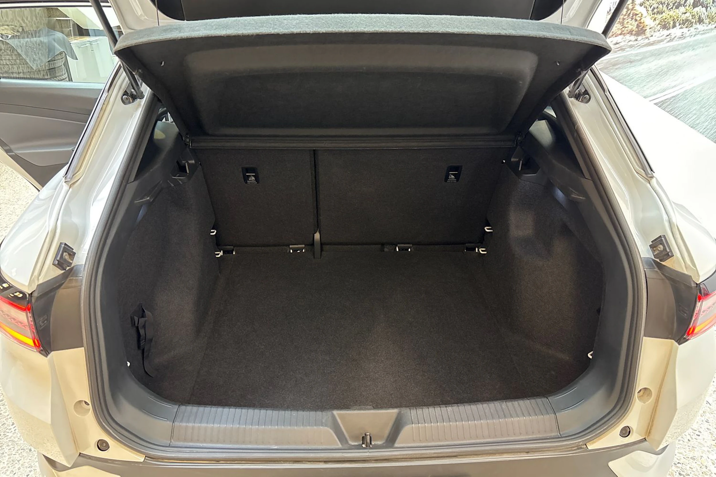 valkoinen Volkswagen ID.4 2023 kuva 15.