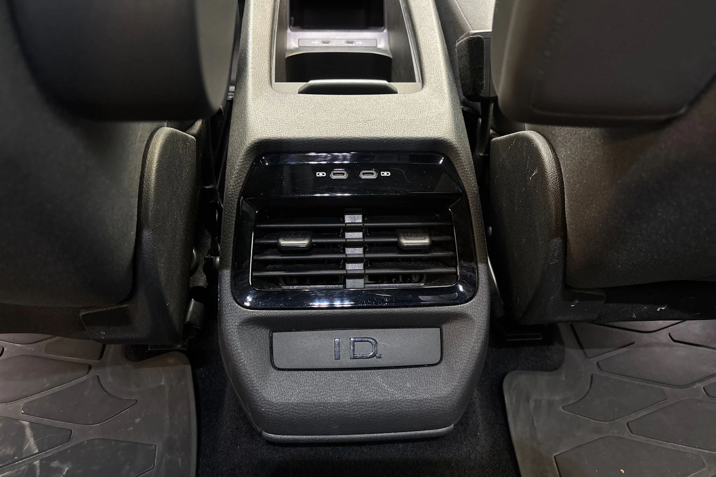 valkoinen Volkswagen ID.4 2023 kuva 16.