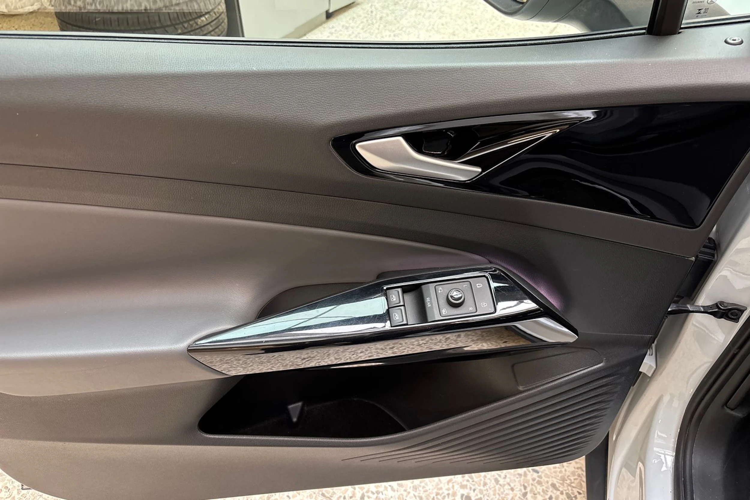 valkoinen Volkswagen ID.4 2023 kuva 17.