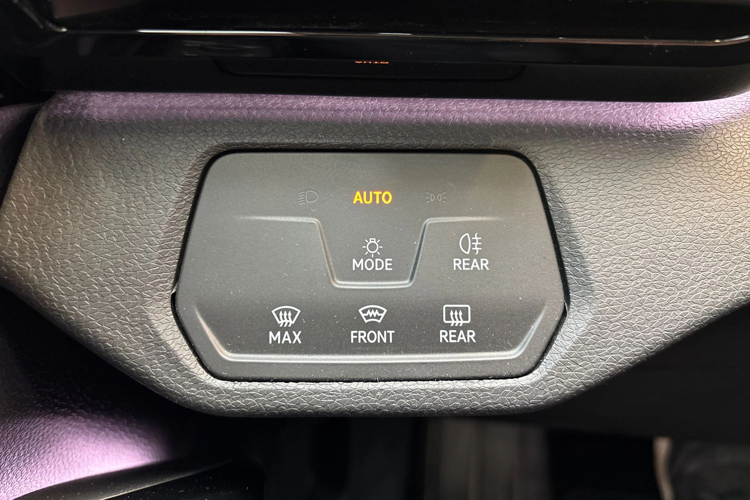 valkoinen Volkswagen ID.4 2023 kuva 18.