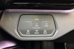 valkoinen Volkswagen ID.4 2023 kuva 18.