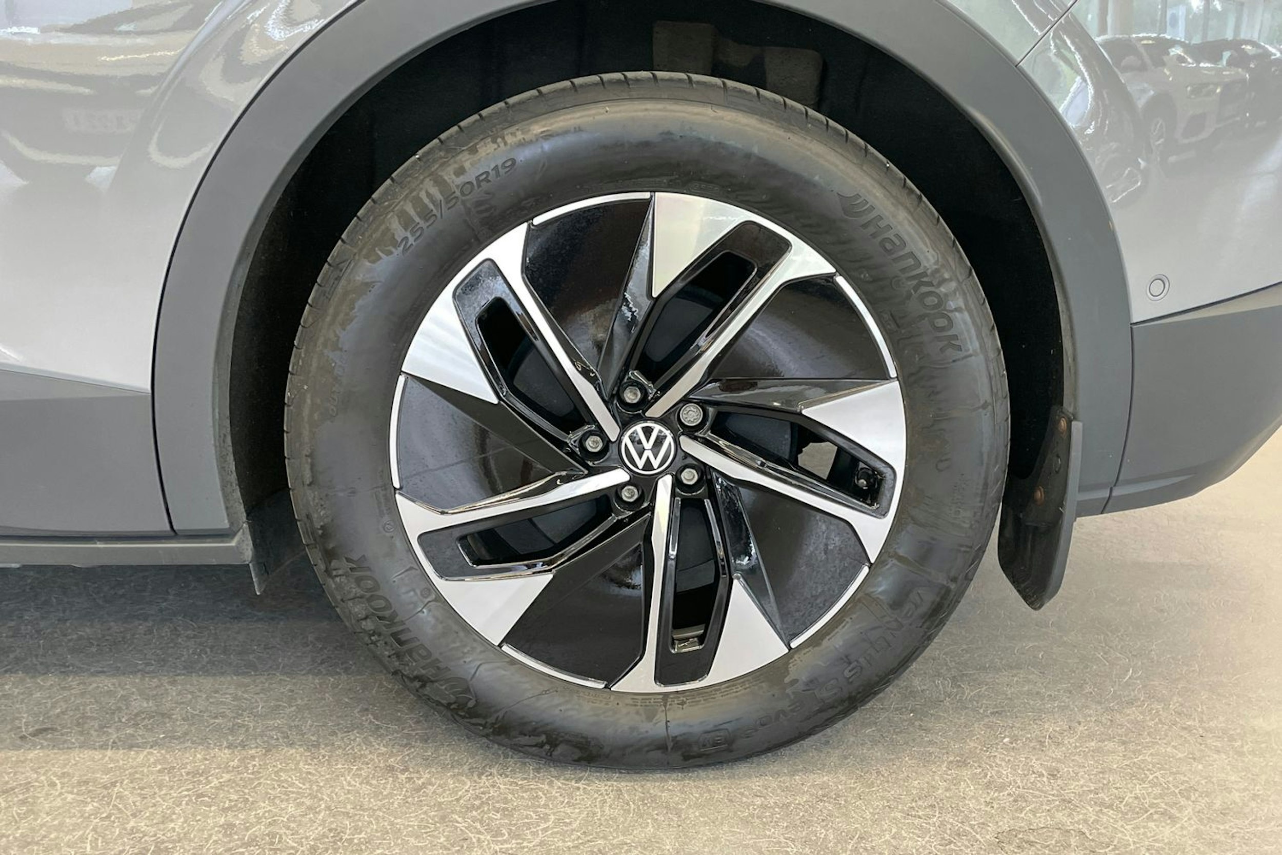 harmaa Volkswagen ID.4 2023 kuva 13.