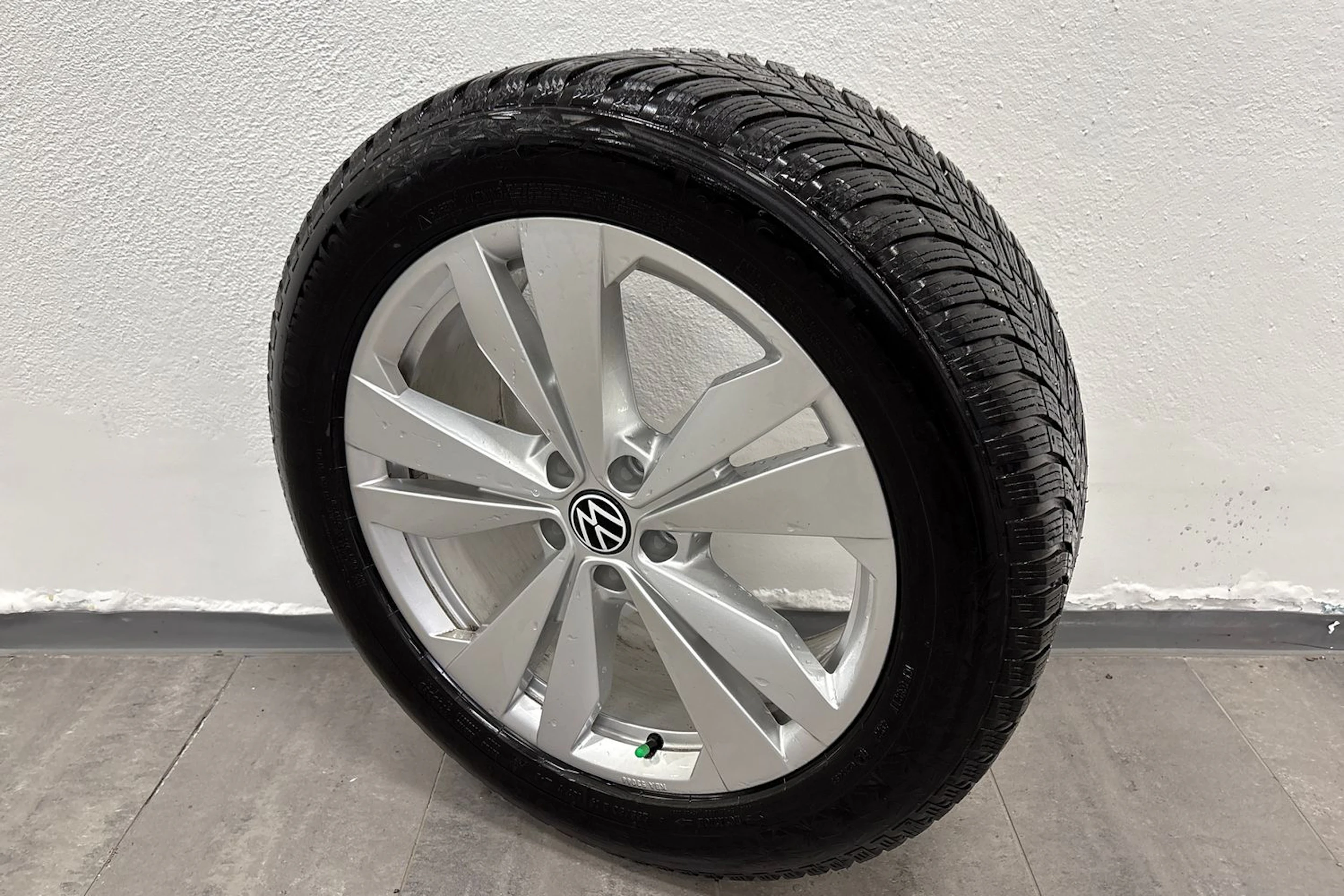 harmaa Volkswagen ID.4 2023 kuva 10.