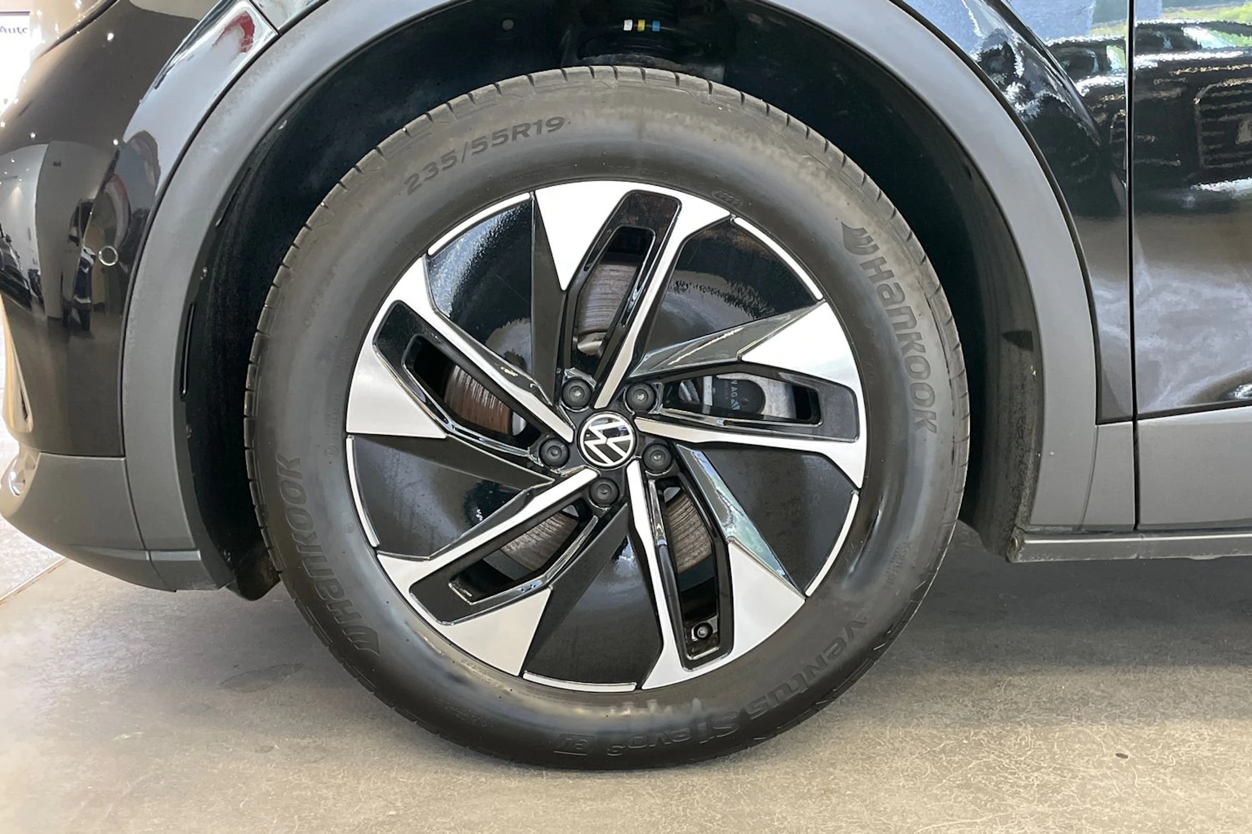 musta Volkswagen ID.4 2023 kuva 10.