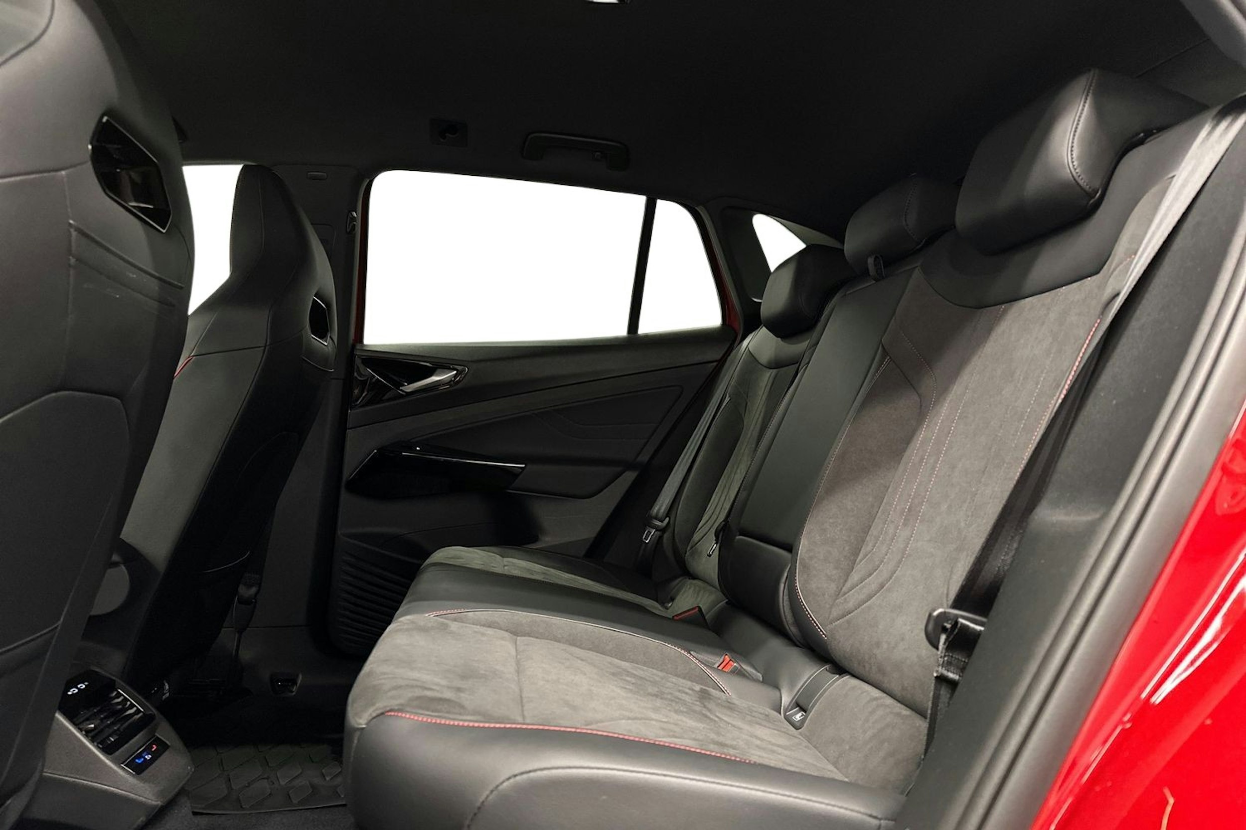 punainen Volkswagen ID.4 2023 kuva 10.