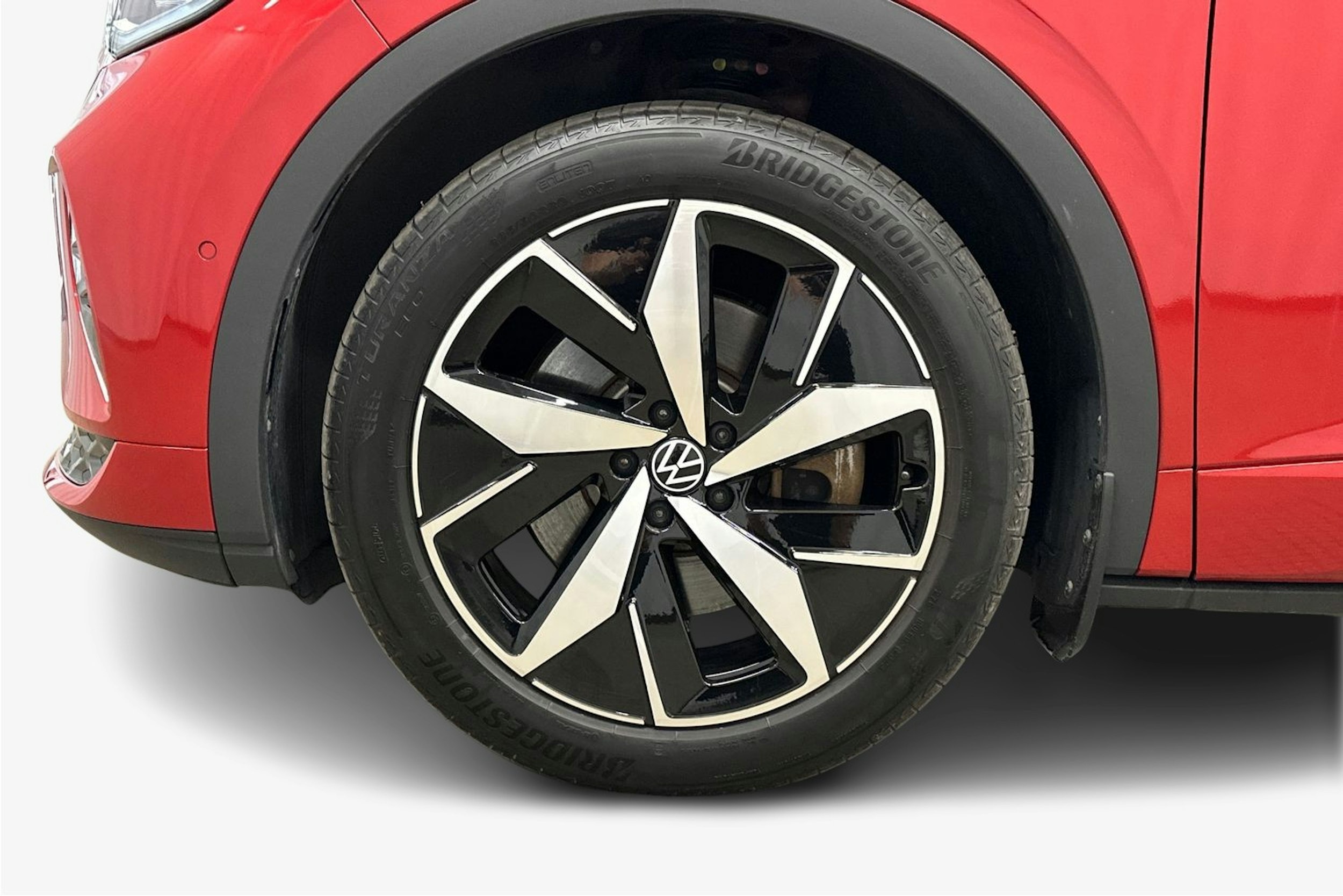 punainen Volkswagen ID.4 2023 kuva 11.