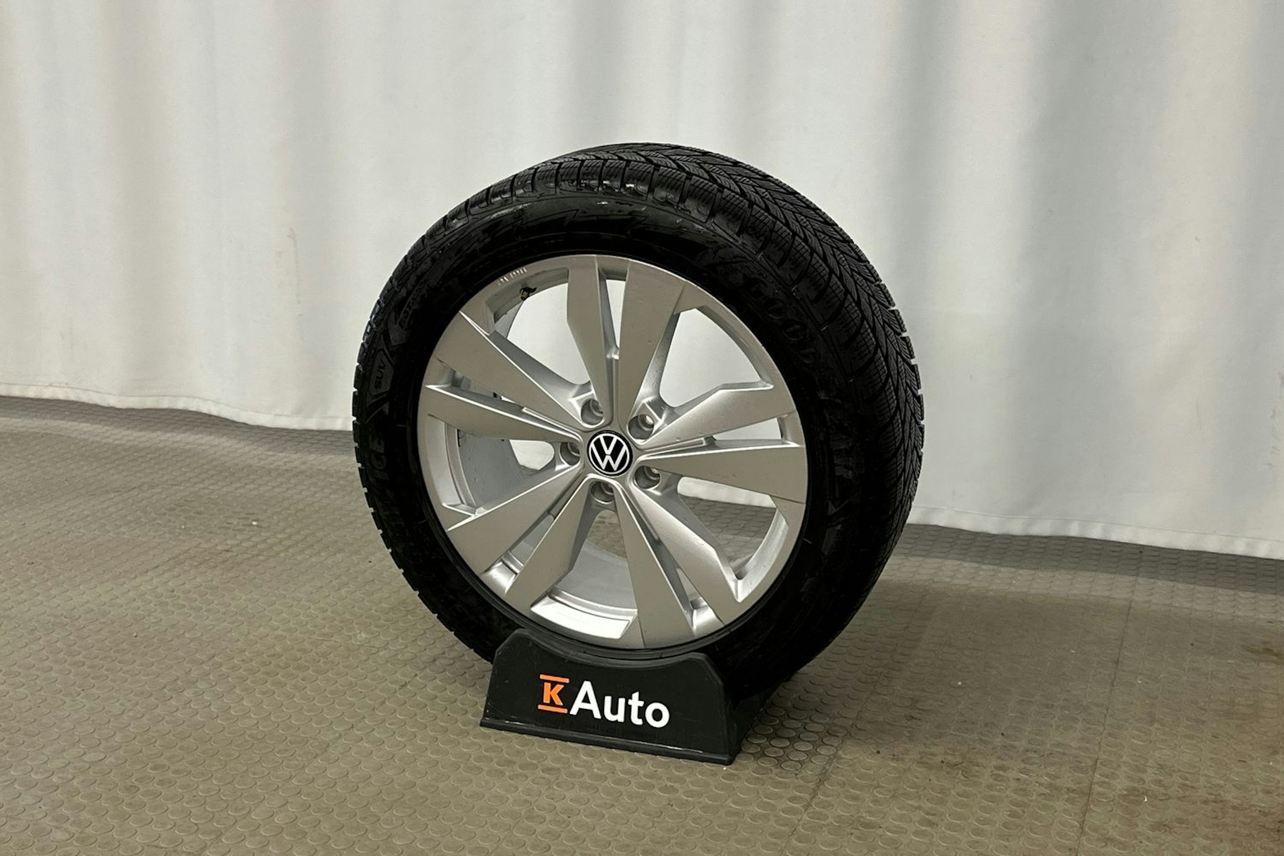 punainen Volkswagen ID.4 2023 kuva 13.