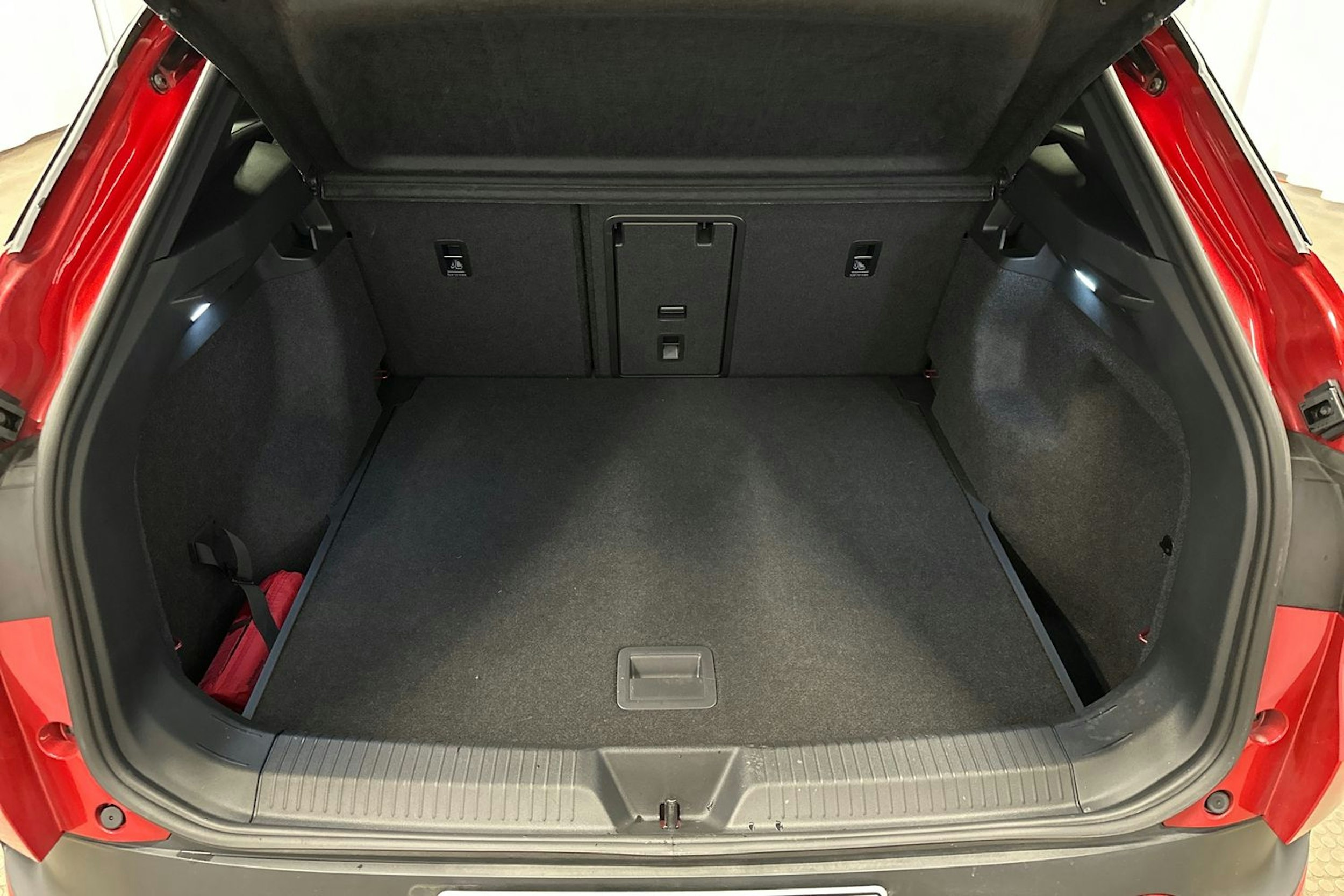 punainen Volkswagen ID.4 2023 kuva 14.