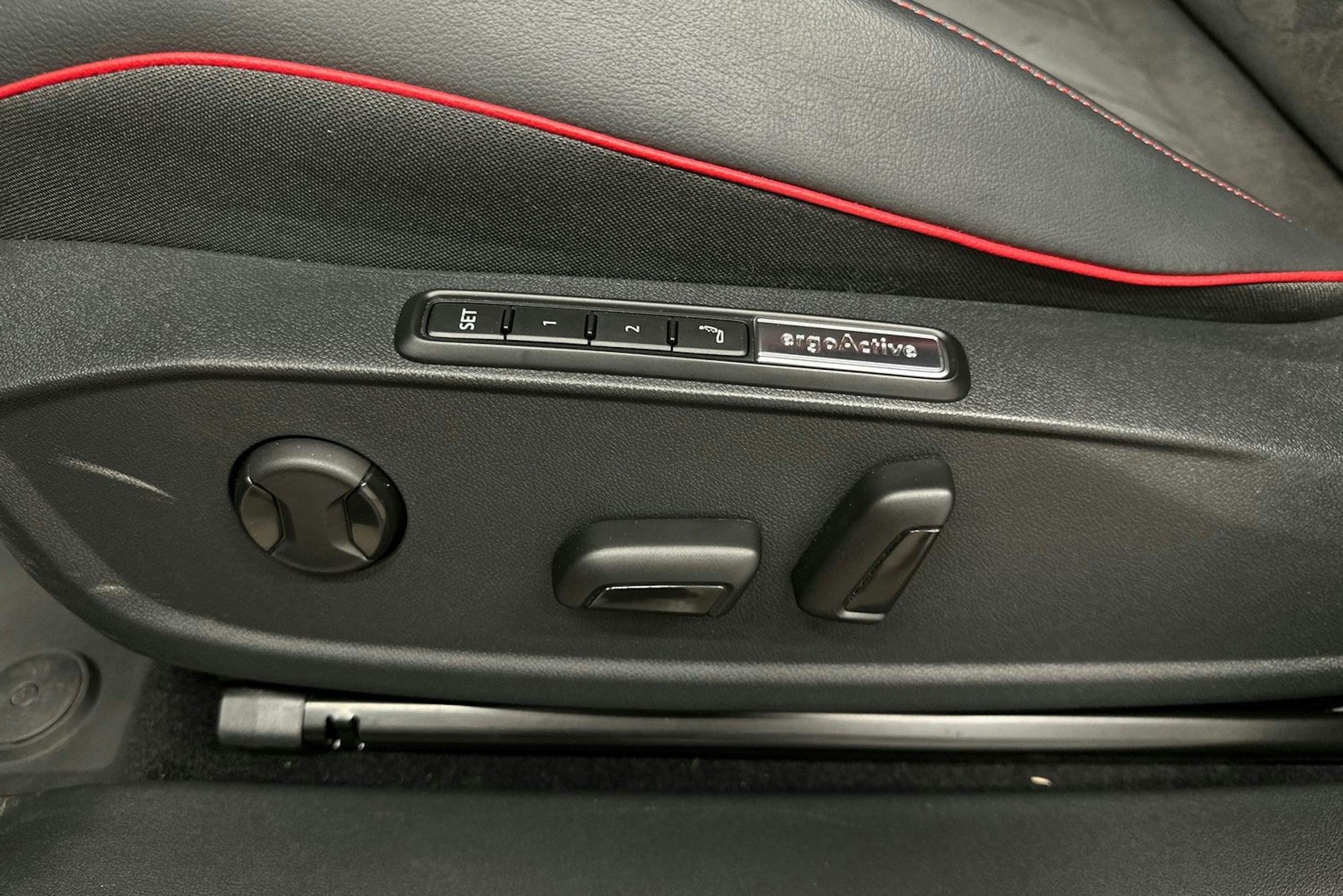 punainen Volkswagen ID.4 2023 kuva 17.