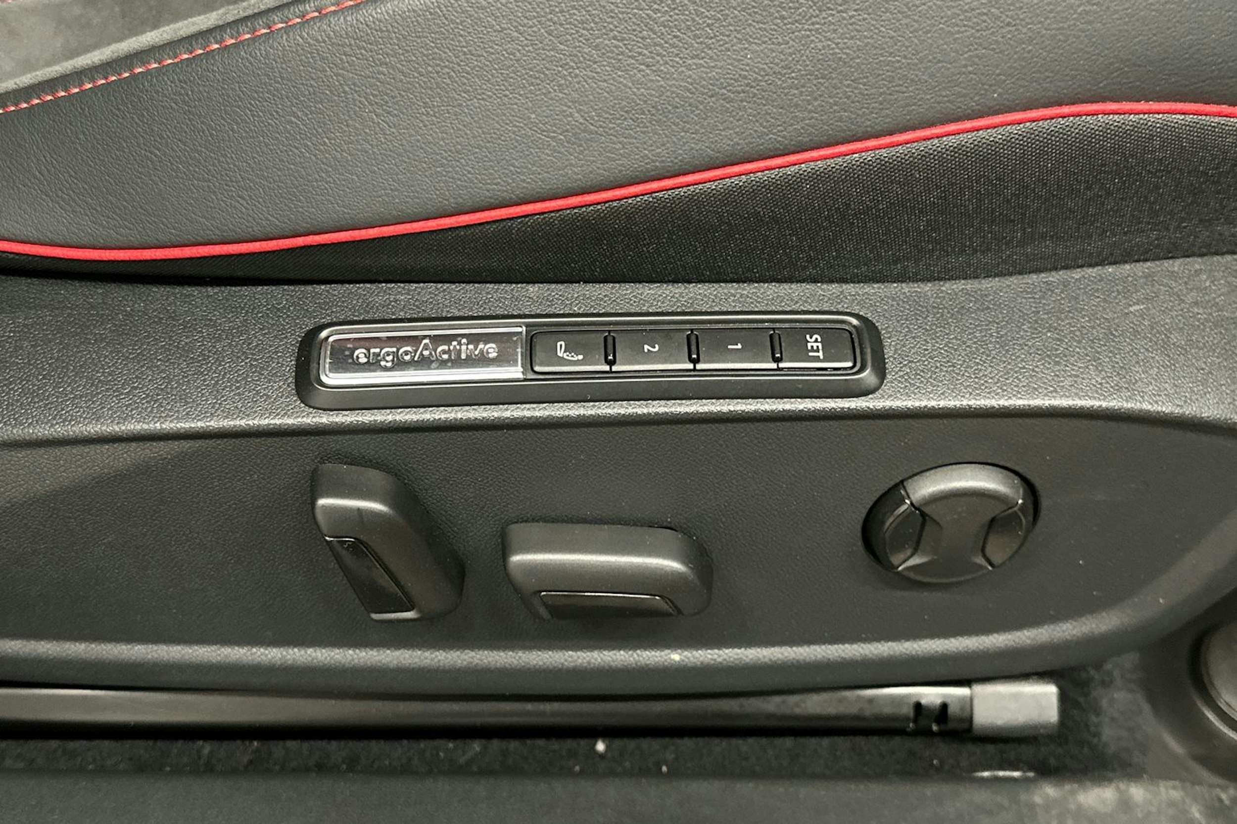punainen Volkswagen ID.4 2023 kuva 18.