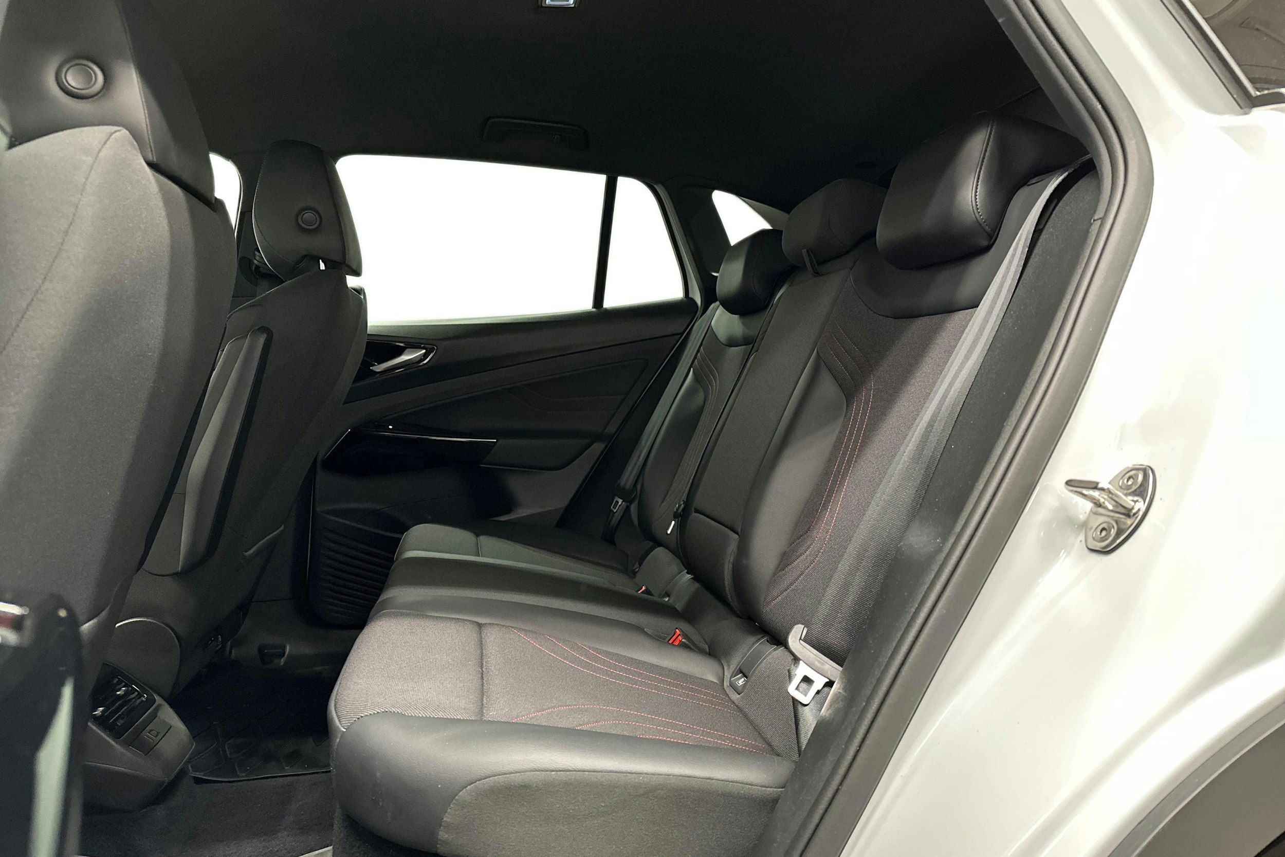 valkoinen Volkswagen ID.4 2023 kuva 10.